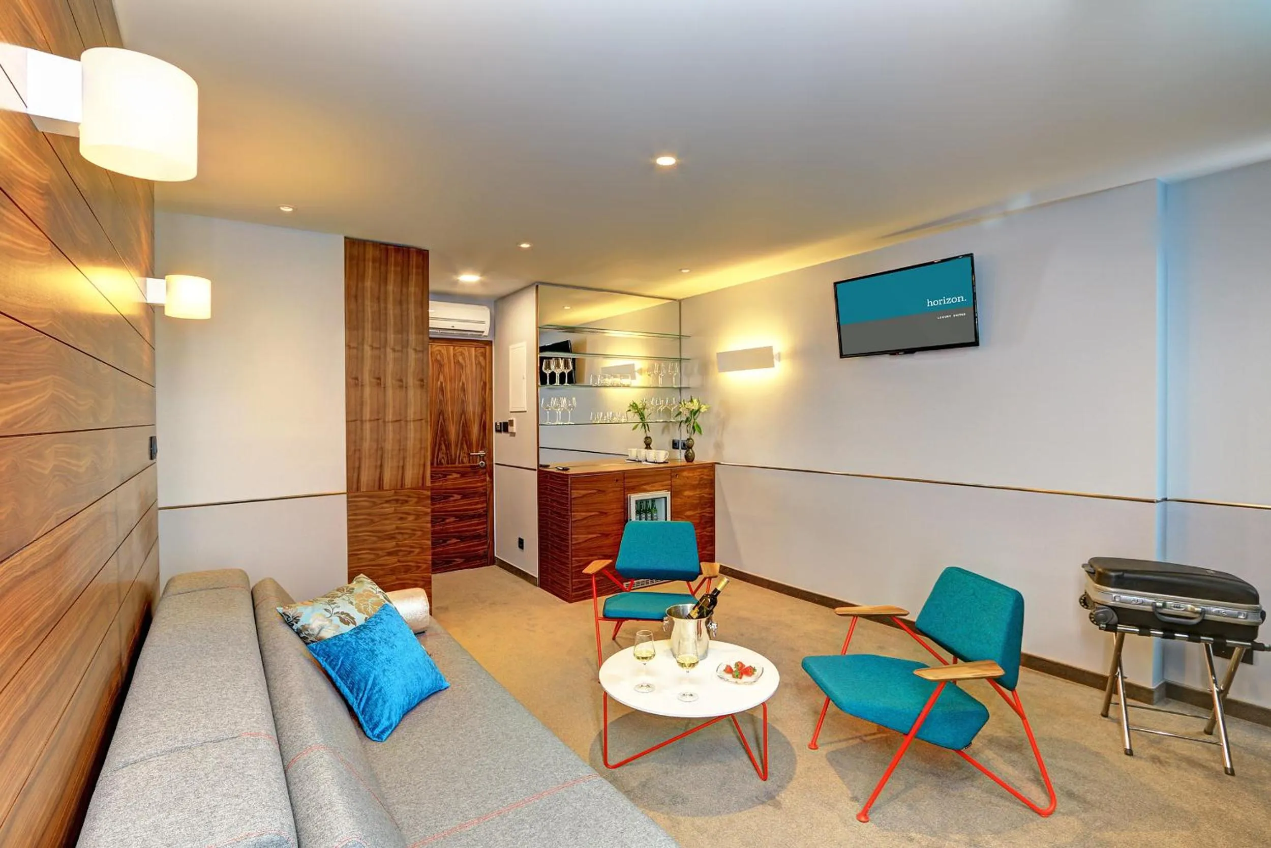 Coffee/tea facilities in Horizon Luxury Suites & Design Rooms