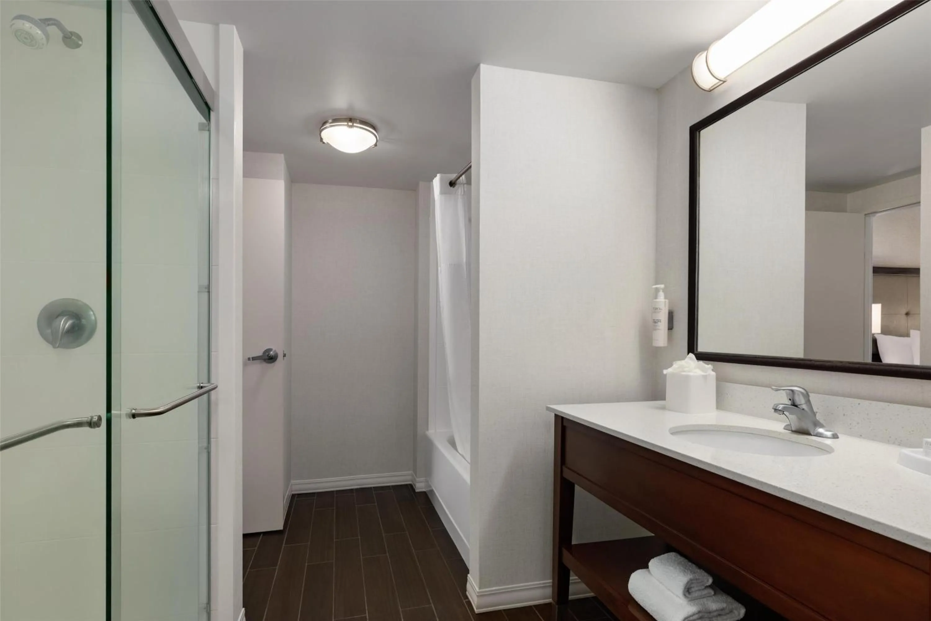 Bathroom in Hampton Inn & Suites - Pittsburgh/Harmarville, PA