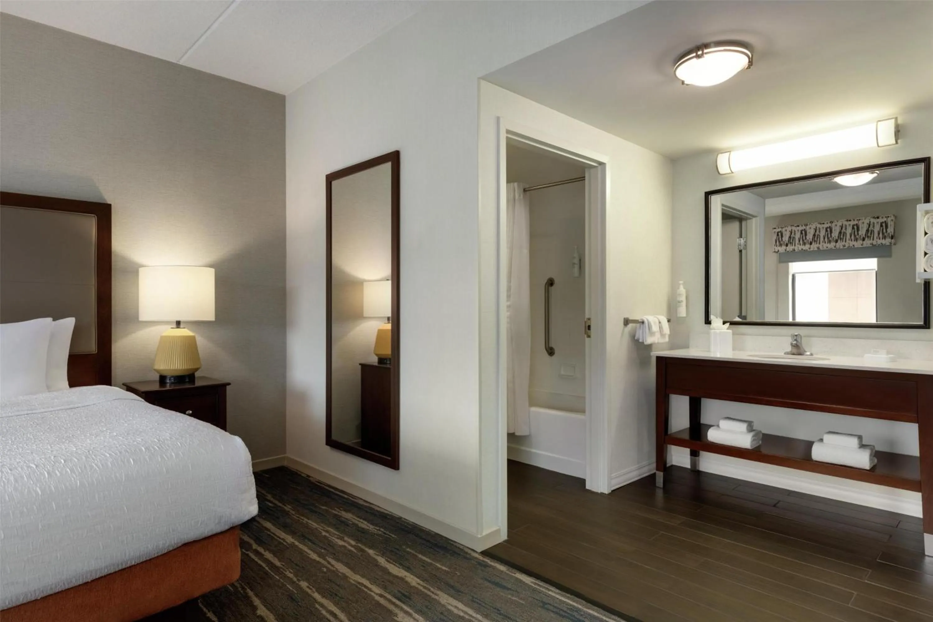 Bed in Hampton Inn & Suites - Pittsburgh/Harmarville, PA