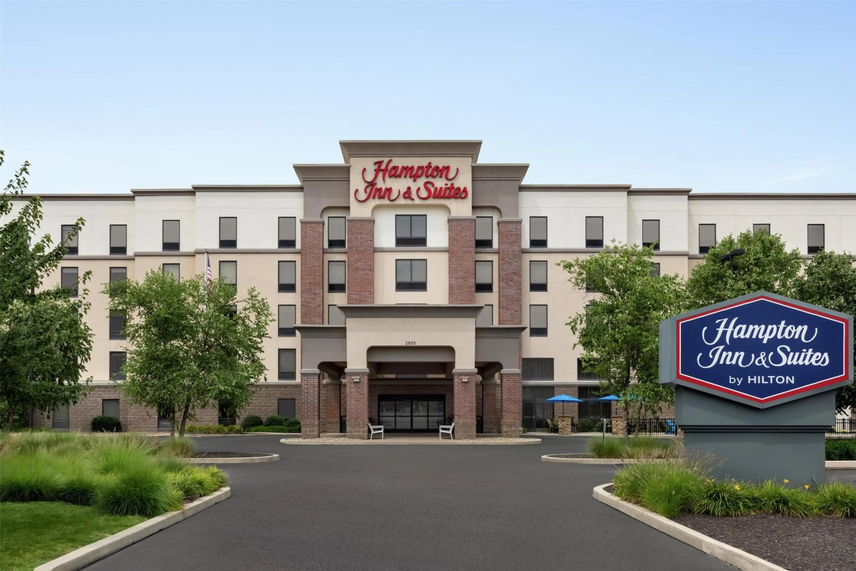 Property building in Hampton Inn & Suites - Pittsburgh/Harmarville, PA