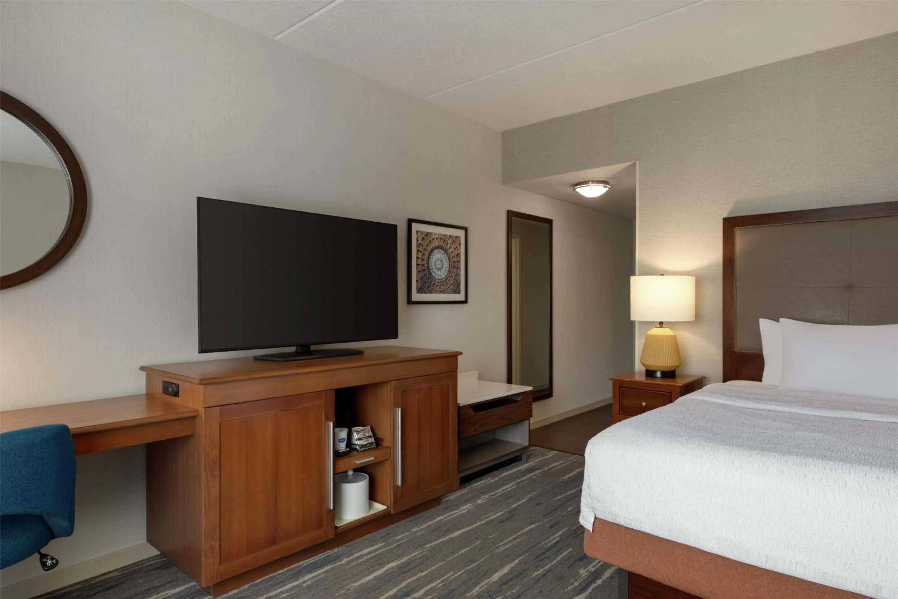Bed in Hampton Inn & Suites - Pittsburgh/Harmarville, PA