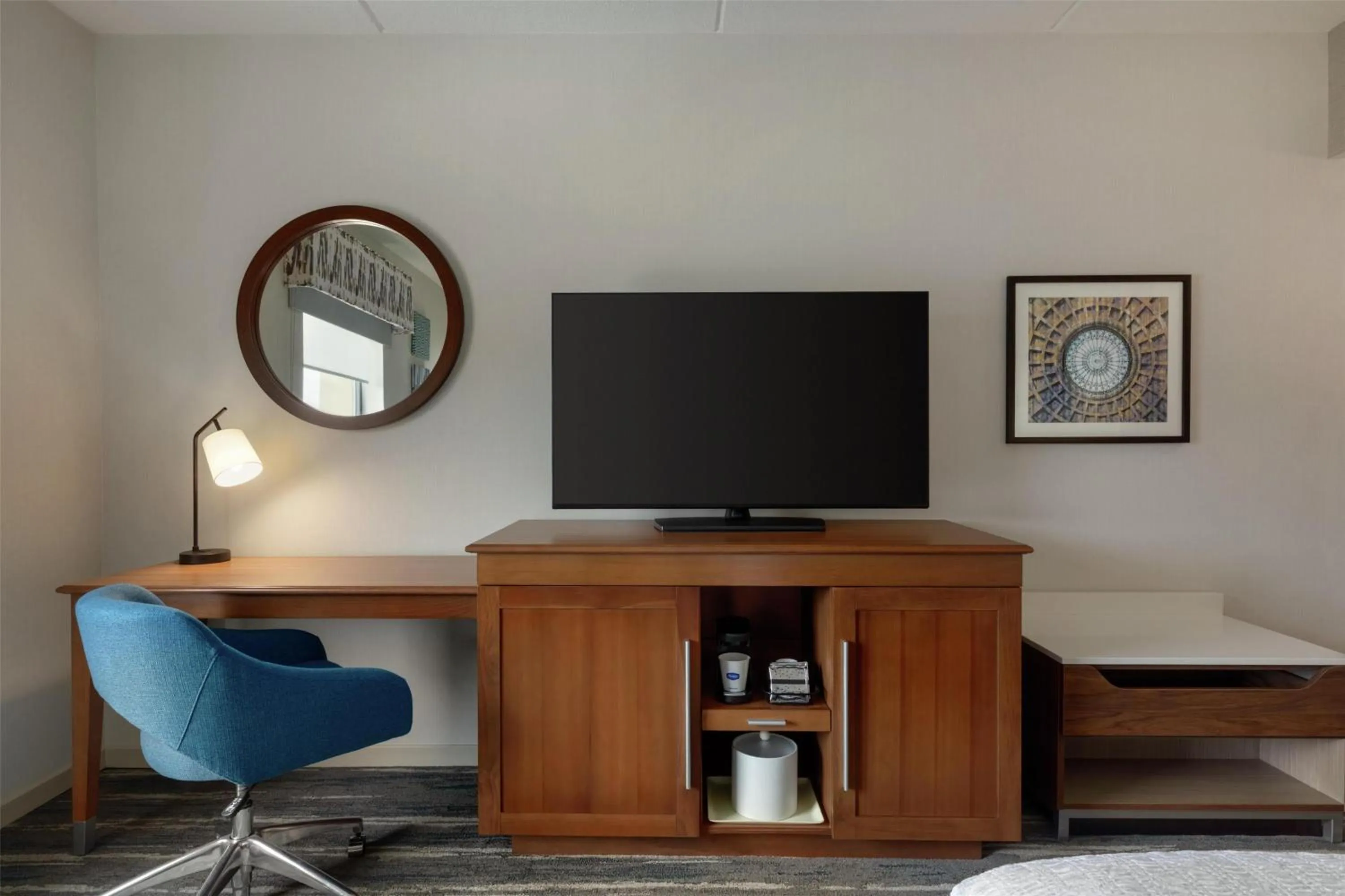 Bedroom in Hampton Inn & Suites - Pittsburgh/Harmarville, PA