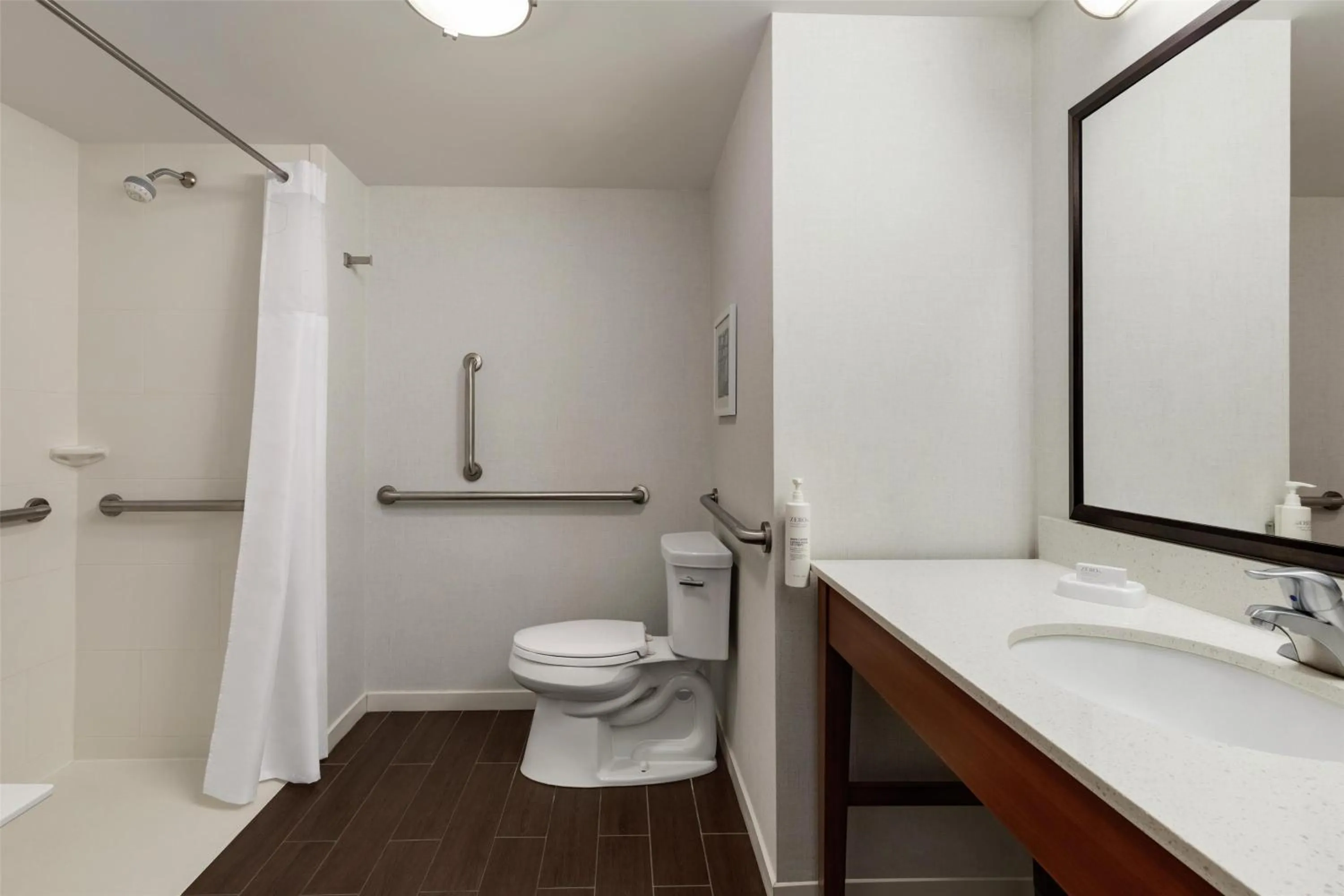 Bathroom in Hampton Inn & Suites - Pittsburgh/Harmarville, PA