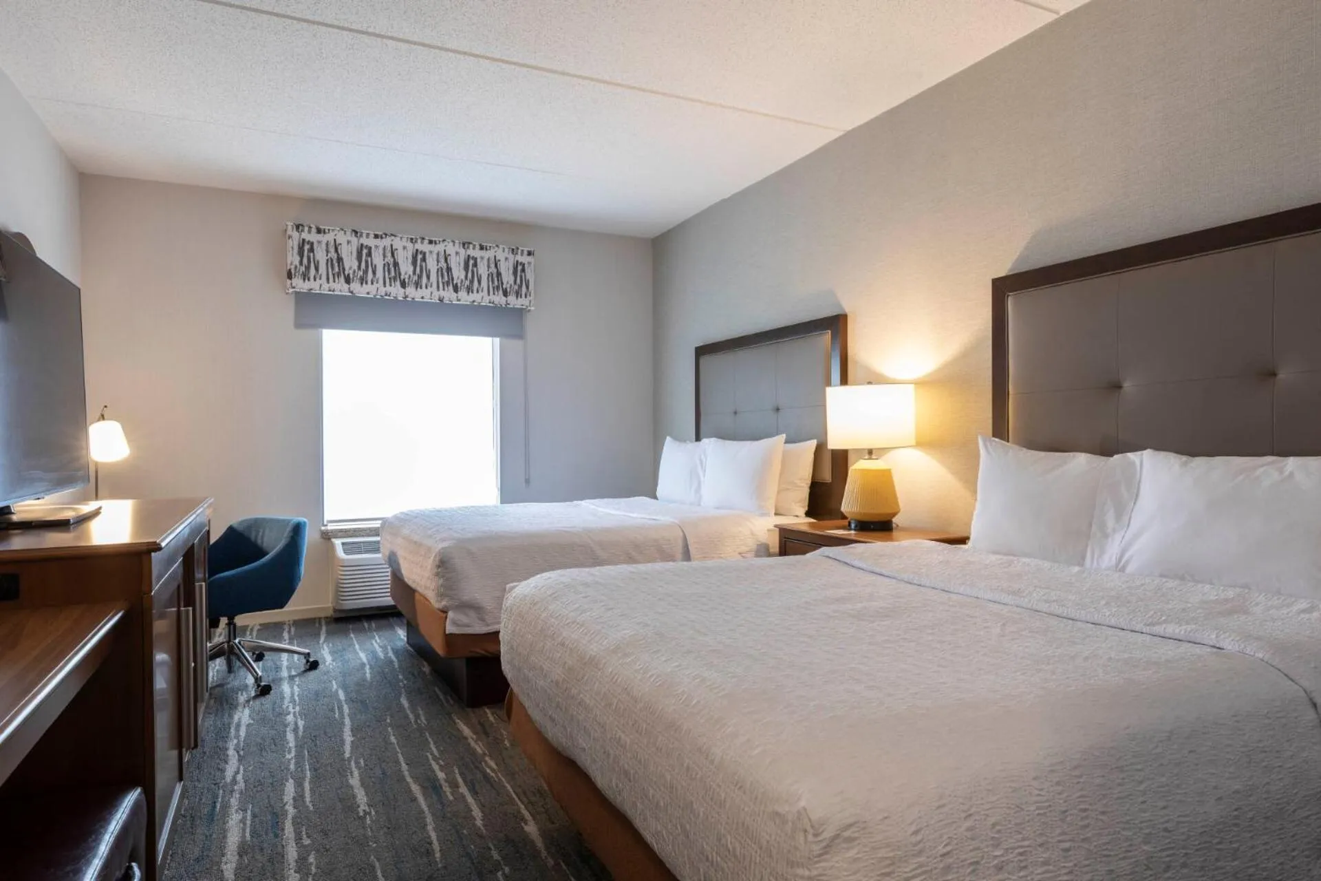 Bedroom, Bed in Hampton Inn & Suites - Pittsburgh/Harmarville, PA