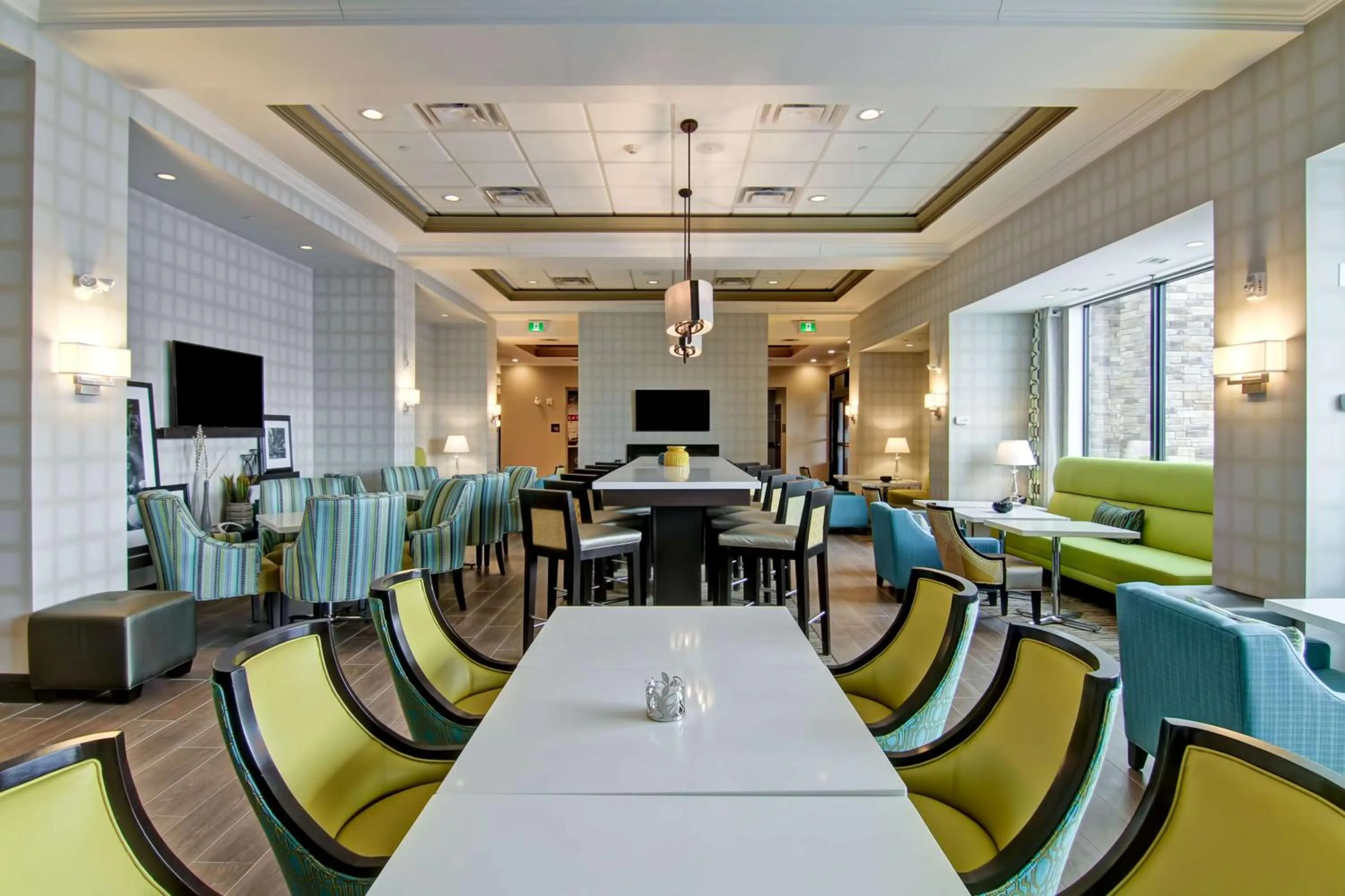 Dining area in Hampton Inn & Suites by Hilton Saskatoon Airport