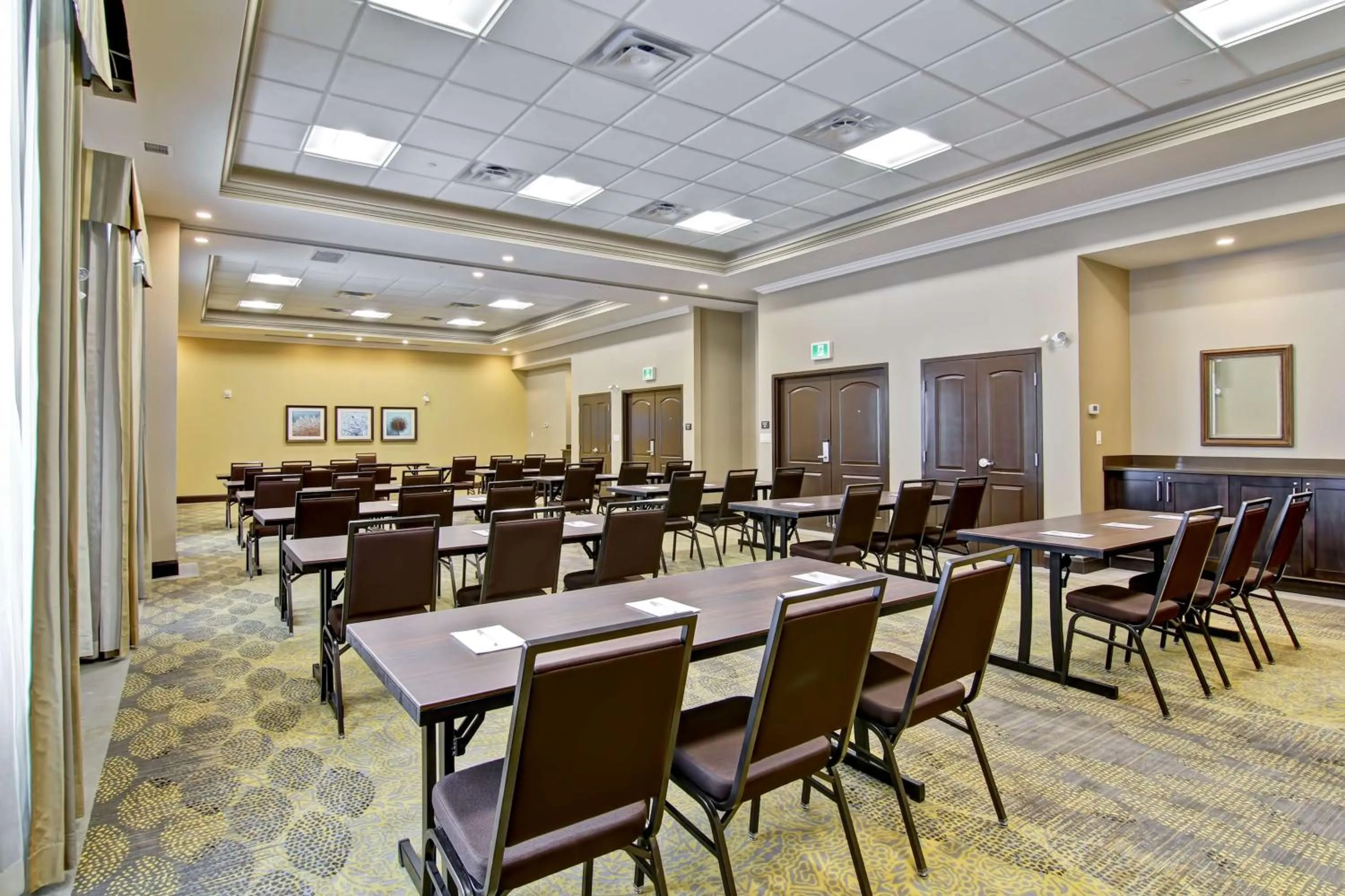 Meeting/conference room in Hampton Inn & Suites by Hilton Saskatoon Airport