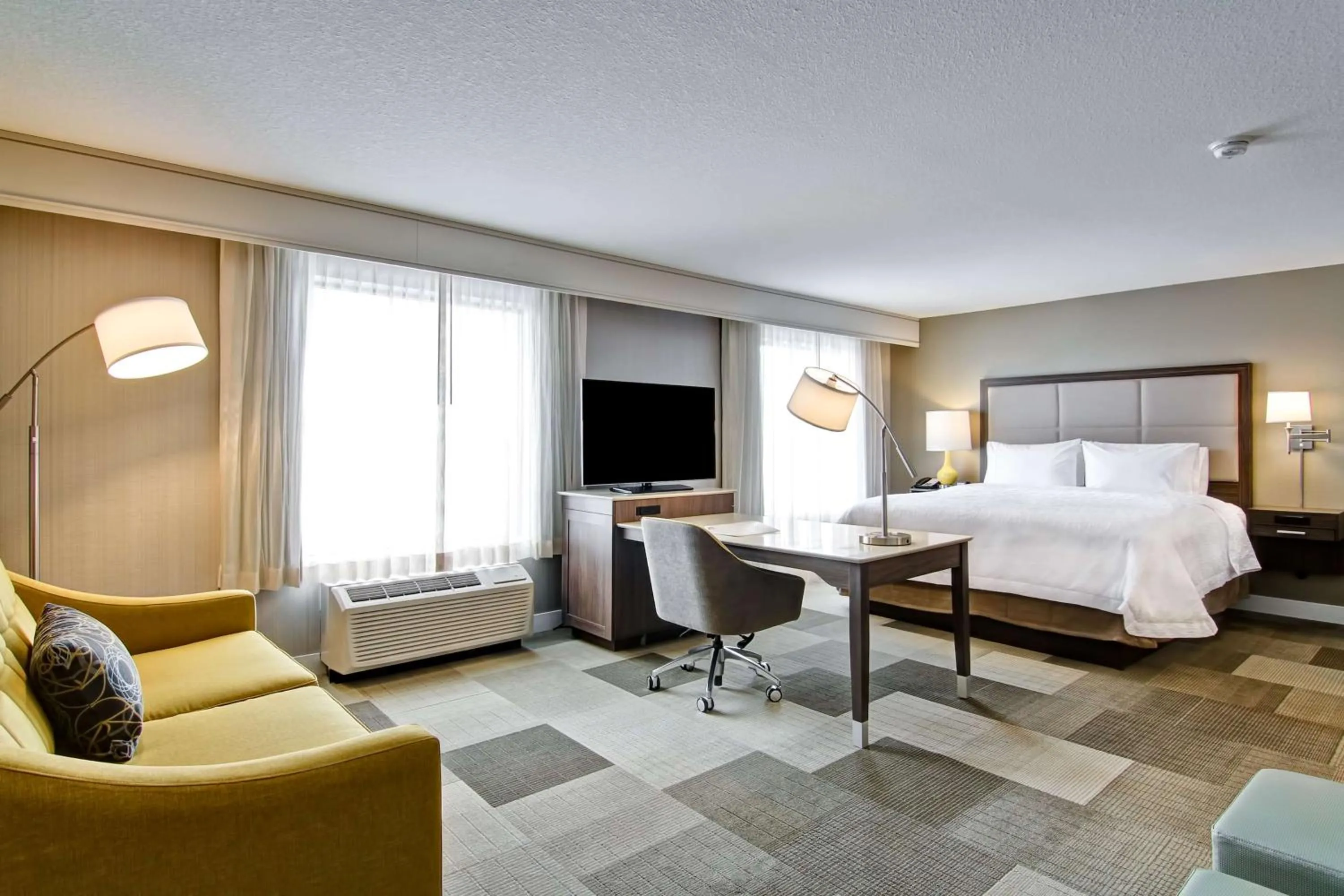 Bedroom, Bed in Hampton Inn & Suites by Hilton Saskatoon Airport