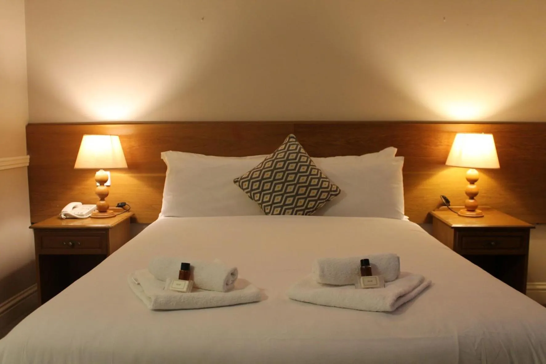 Bedroom, Bed in Tralee Benners Hotel