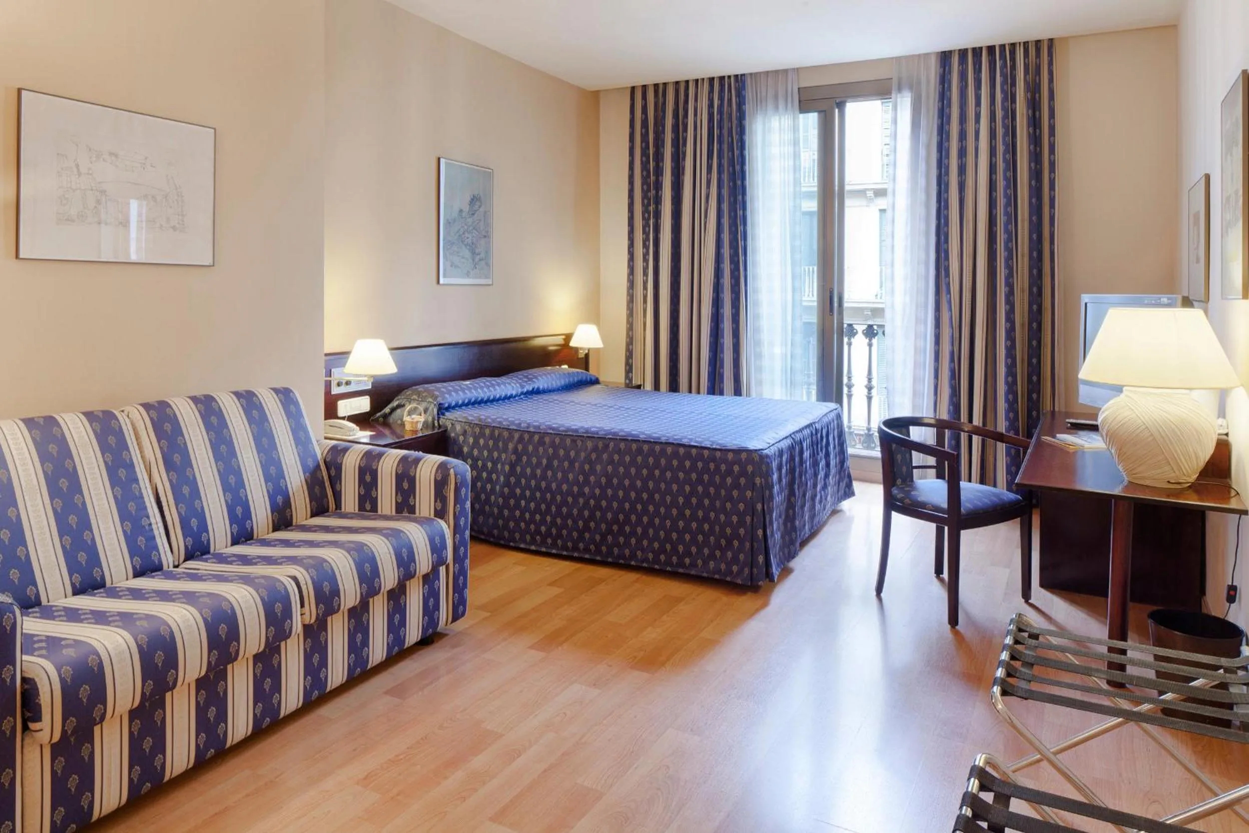 Photo of the whole room in Atlantis by Atbcn