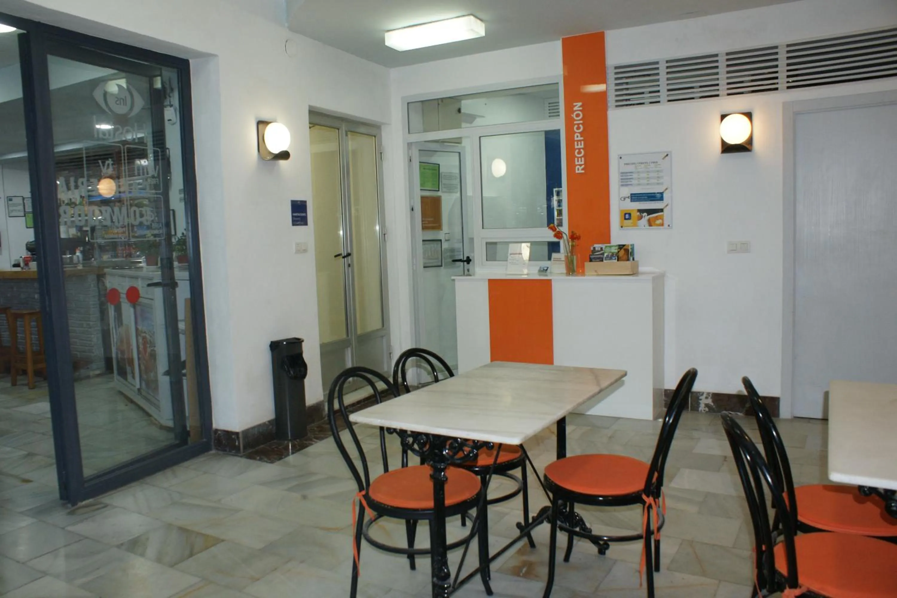 Communal lounge/ TV room in Hostal Puerto Beach