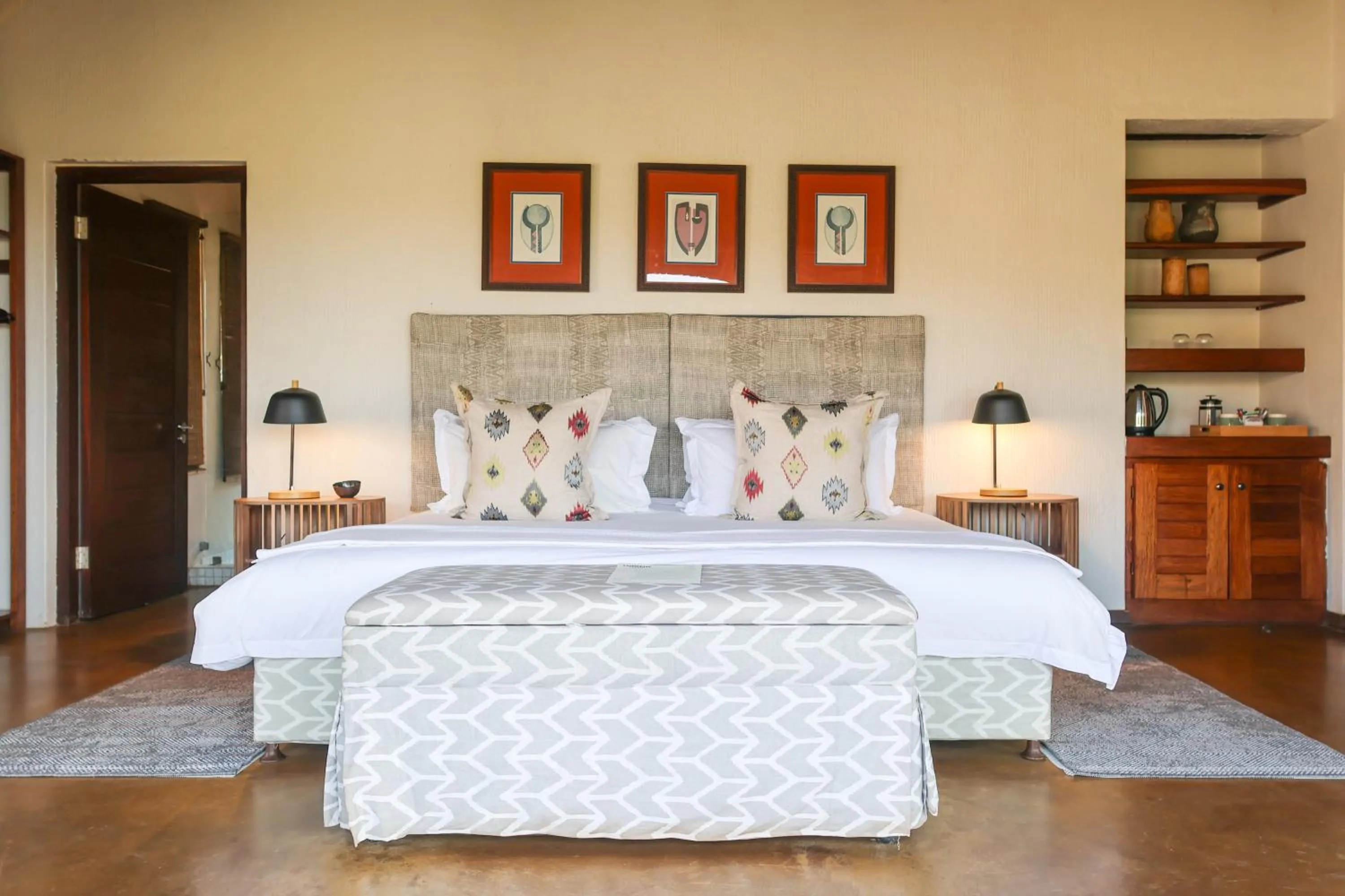 Bedroom, Bed in Tshwene Lodge