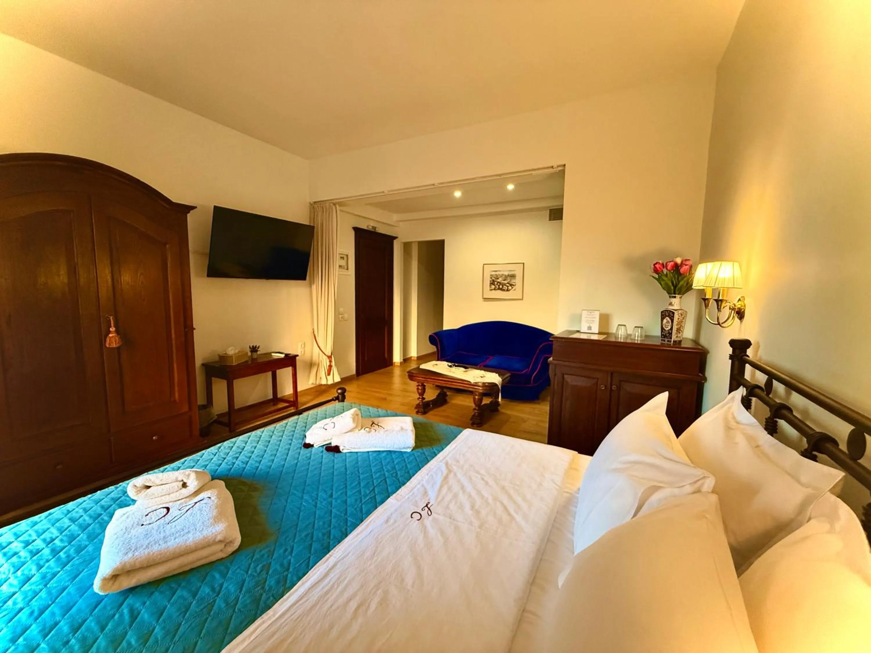 Evening entertainment, Bed in Great Greece Le Convivial Suites