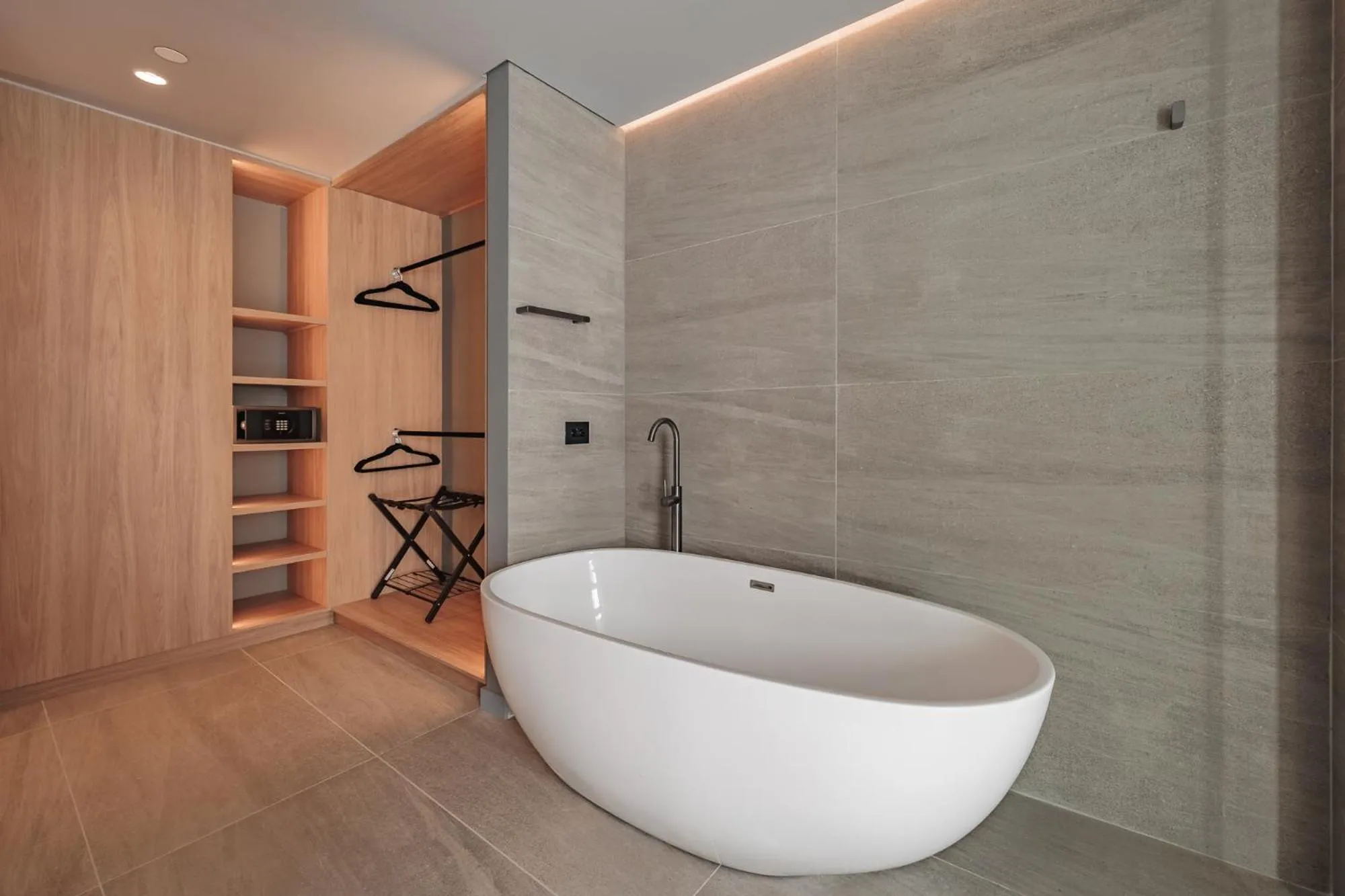 Bath in The Somos Loho Hotel