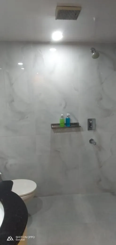 Shower in Hotel Prag Continental