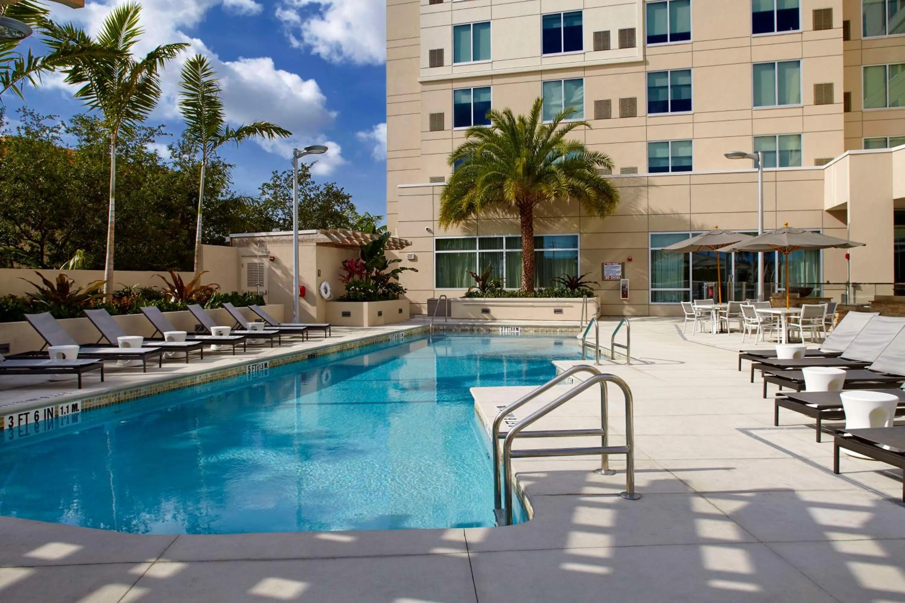 Swimming pool in Hyatt Place Miami Airport East