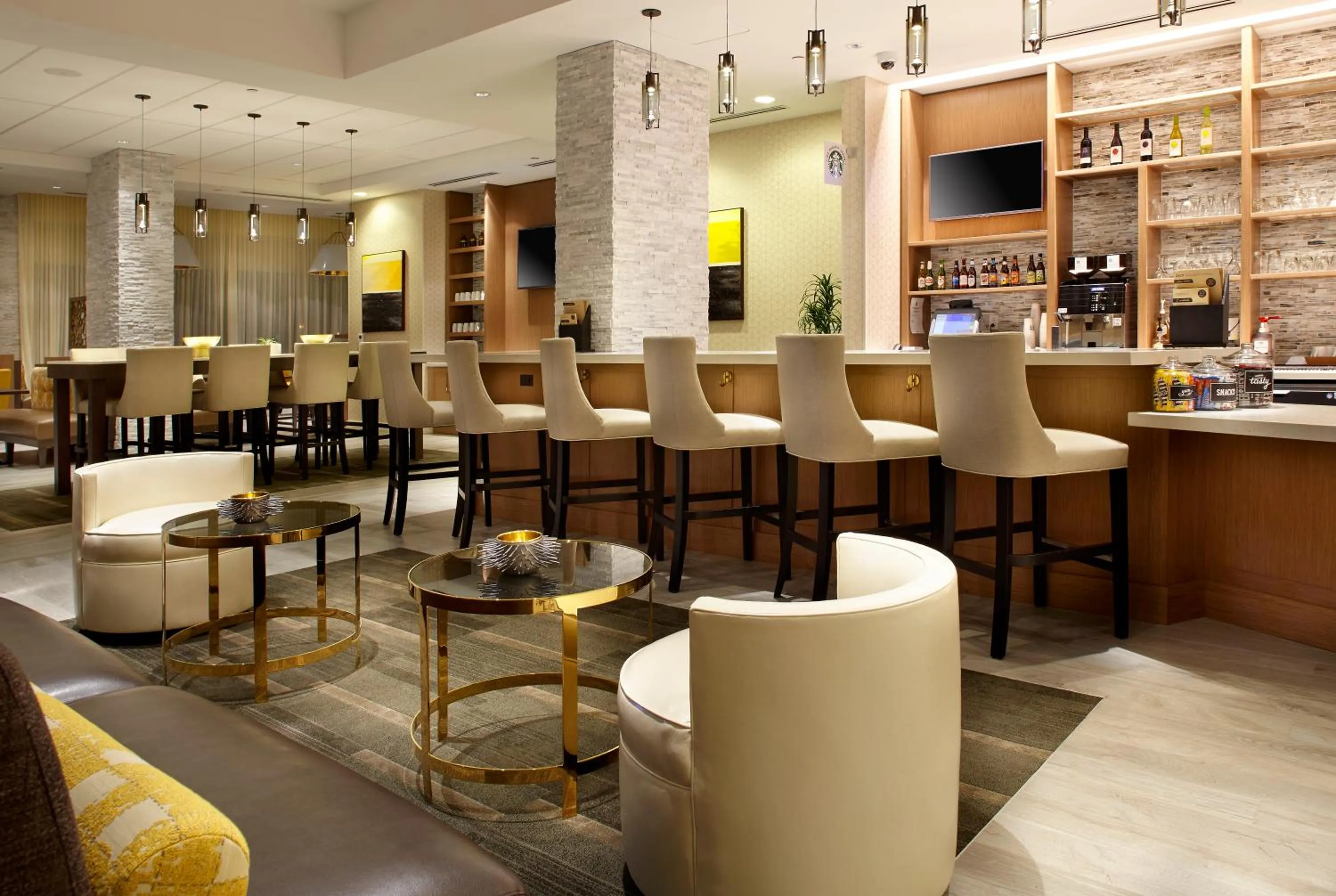 Lounge or bar in Hyatt Place Miami Airport East