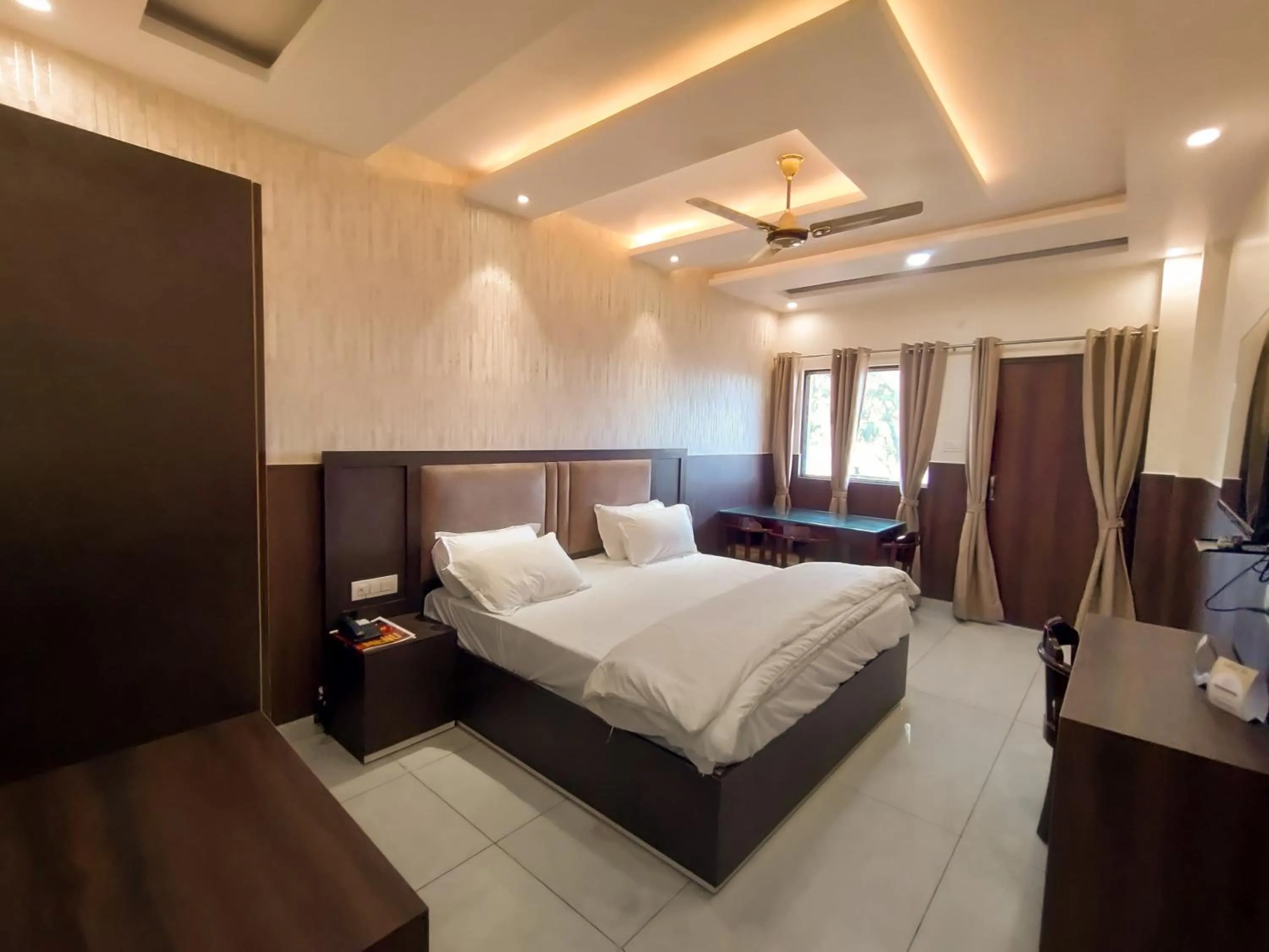 King Room with Balcony in Cottage Club Inn