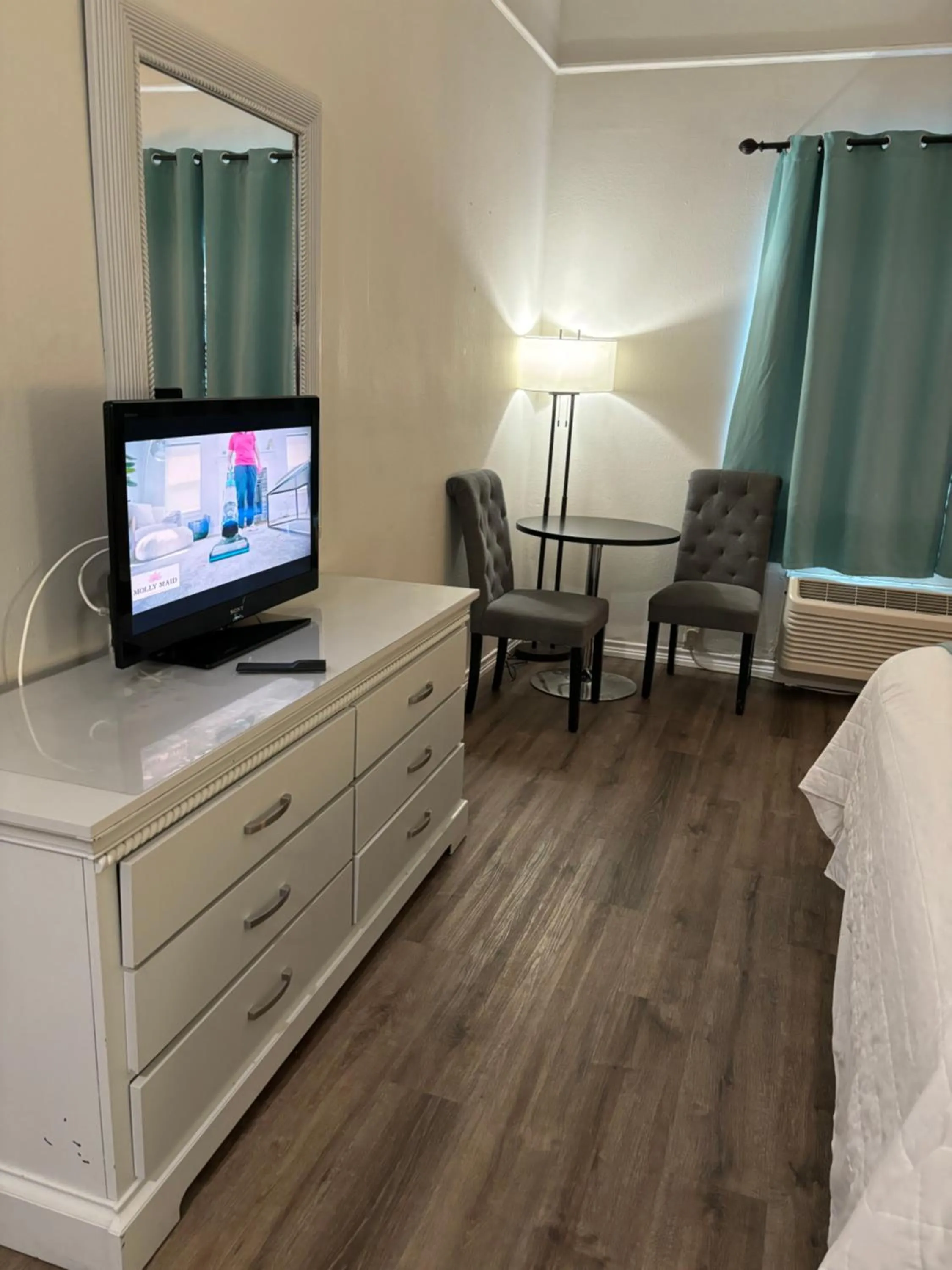 TV and multimedia, Bed in Deluxe Inn & Suites