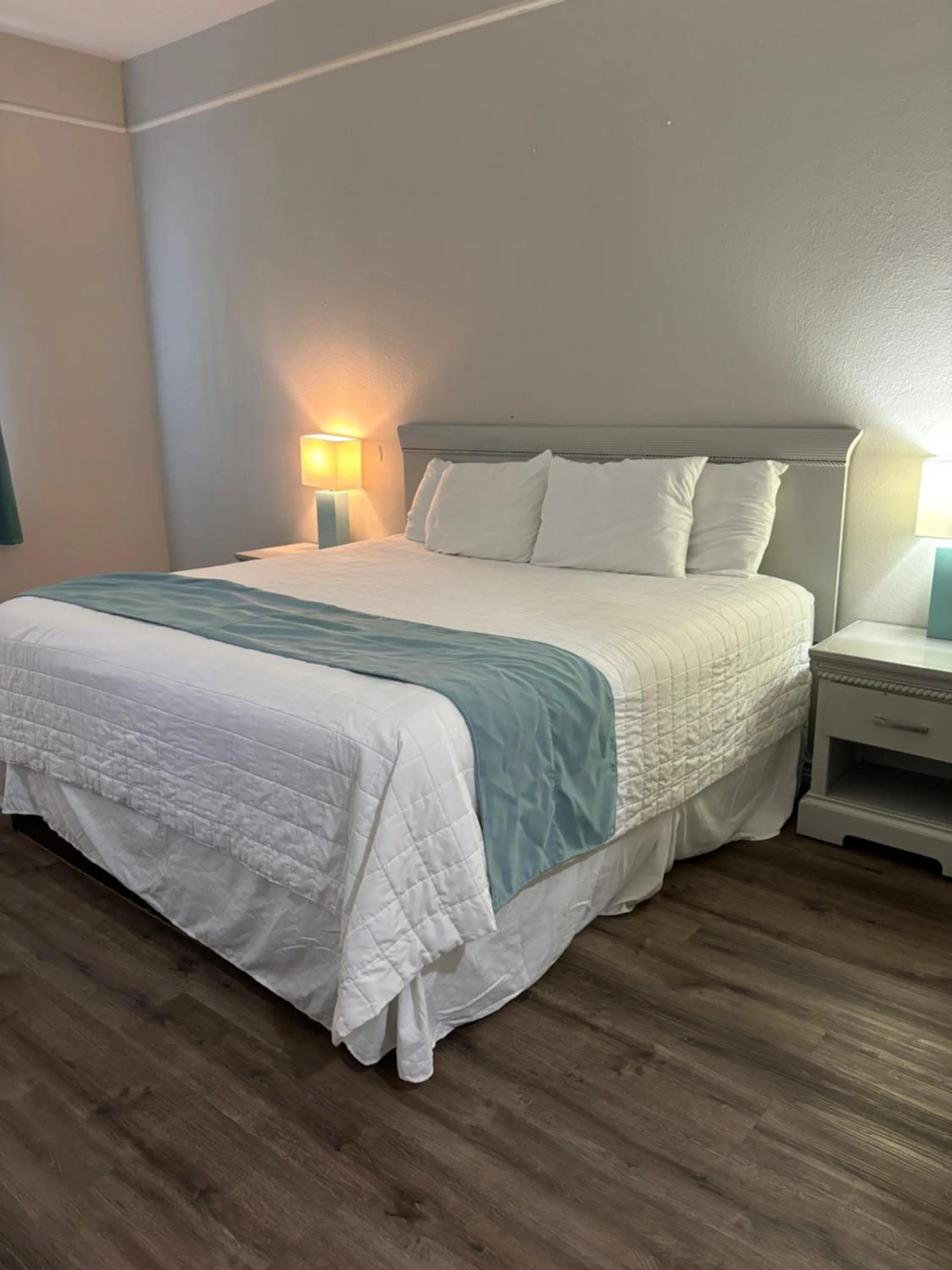 Bed in Deluxe Inn & Suites