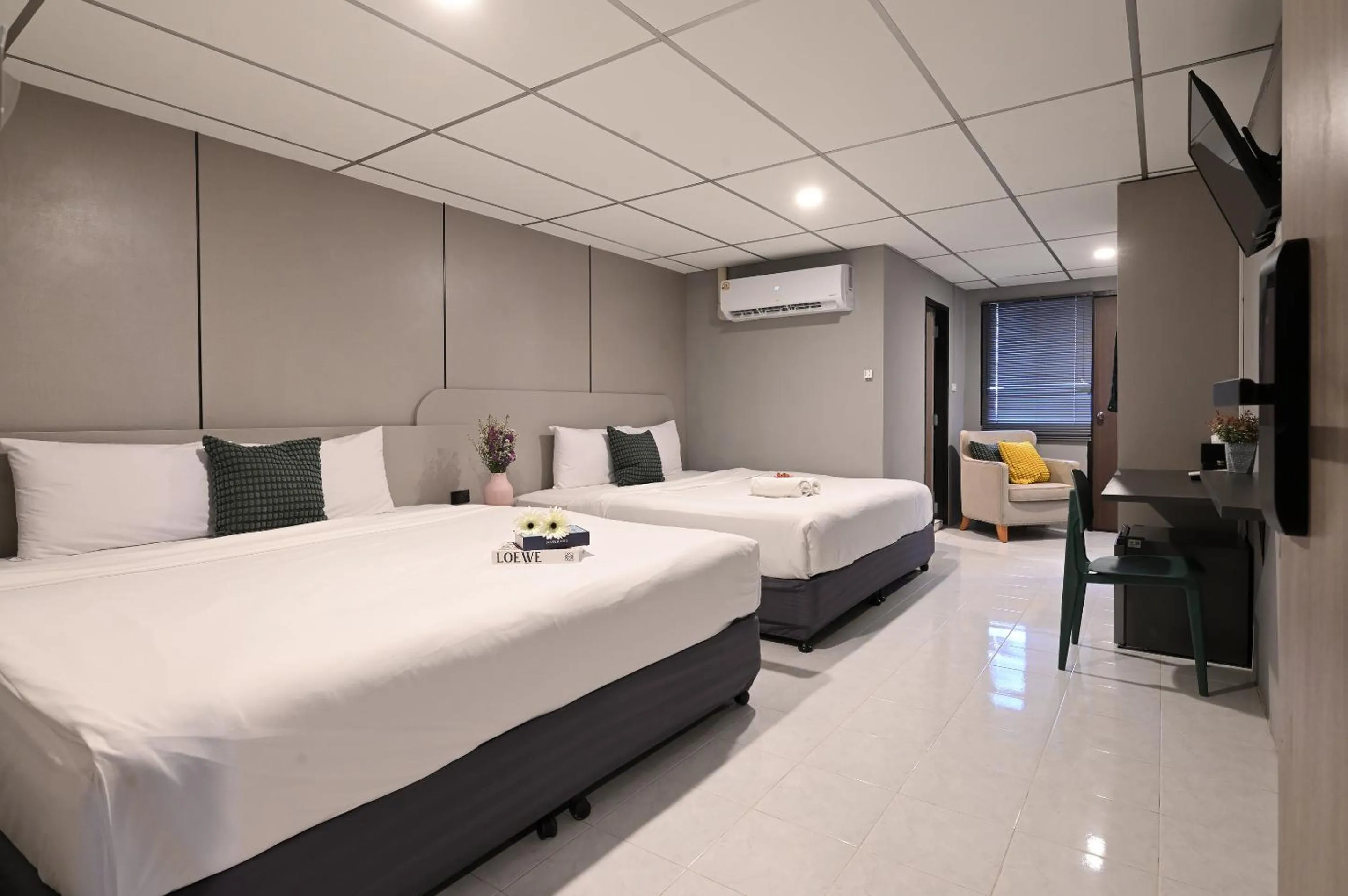 Bedroom, Bed in Floton Bangkok Hotel