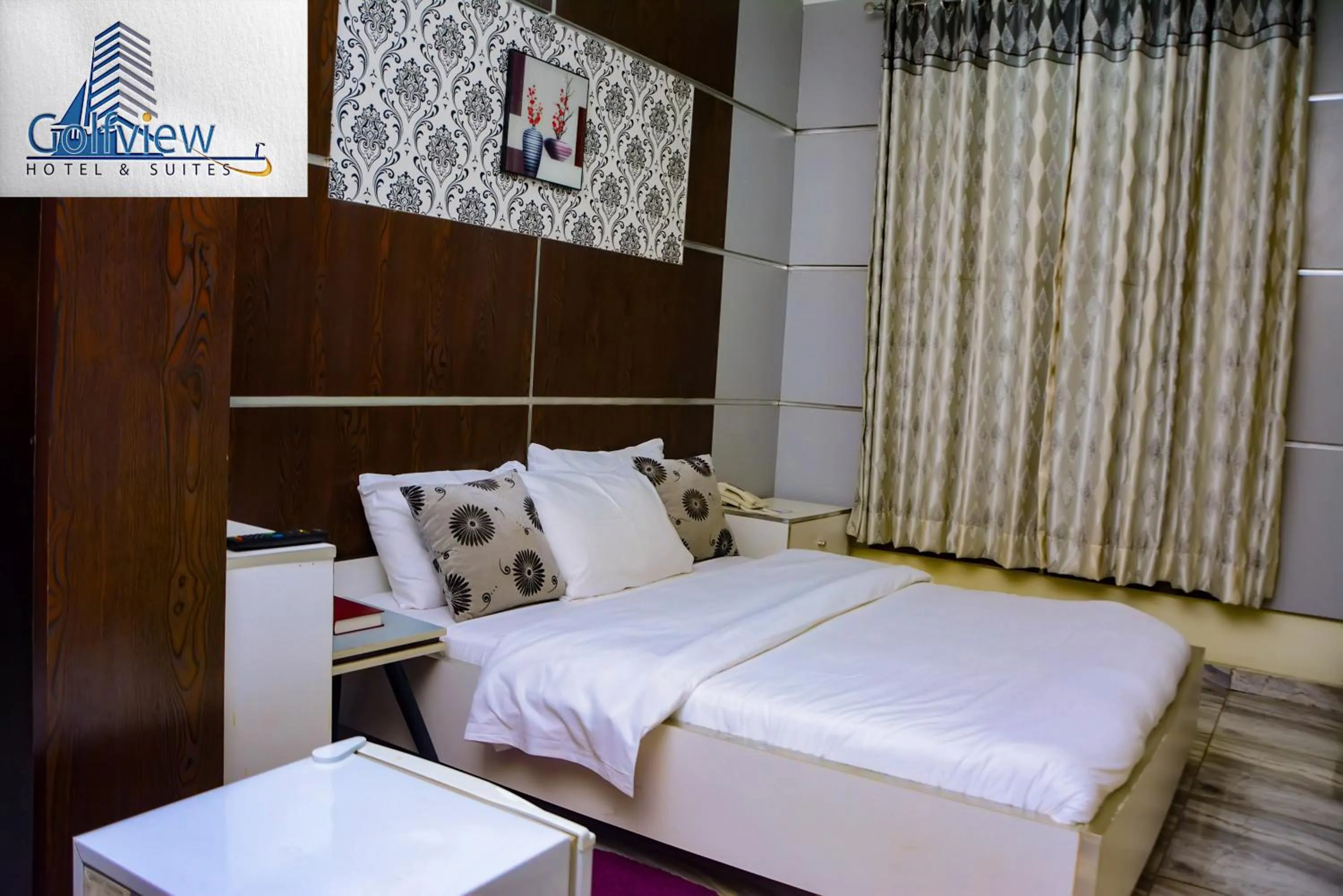 Bed in GolfView Suites & Conference Center