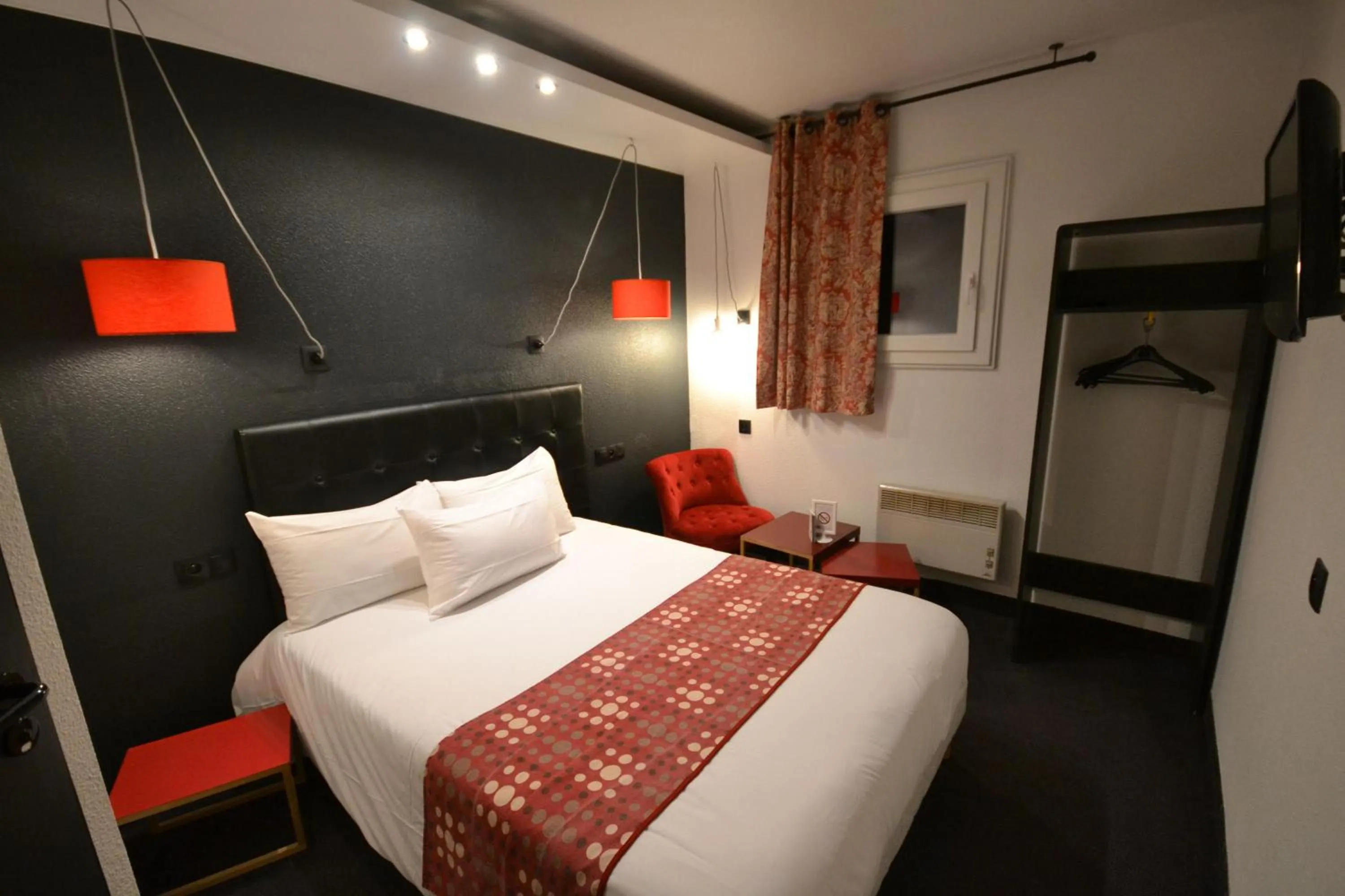 Photo of the whole room, Bed in Brit Hotel Baillet-en-France