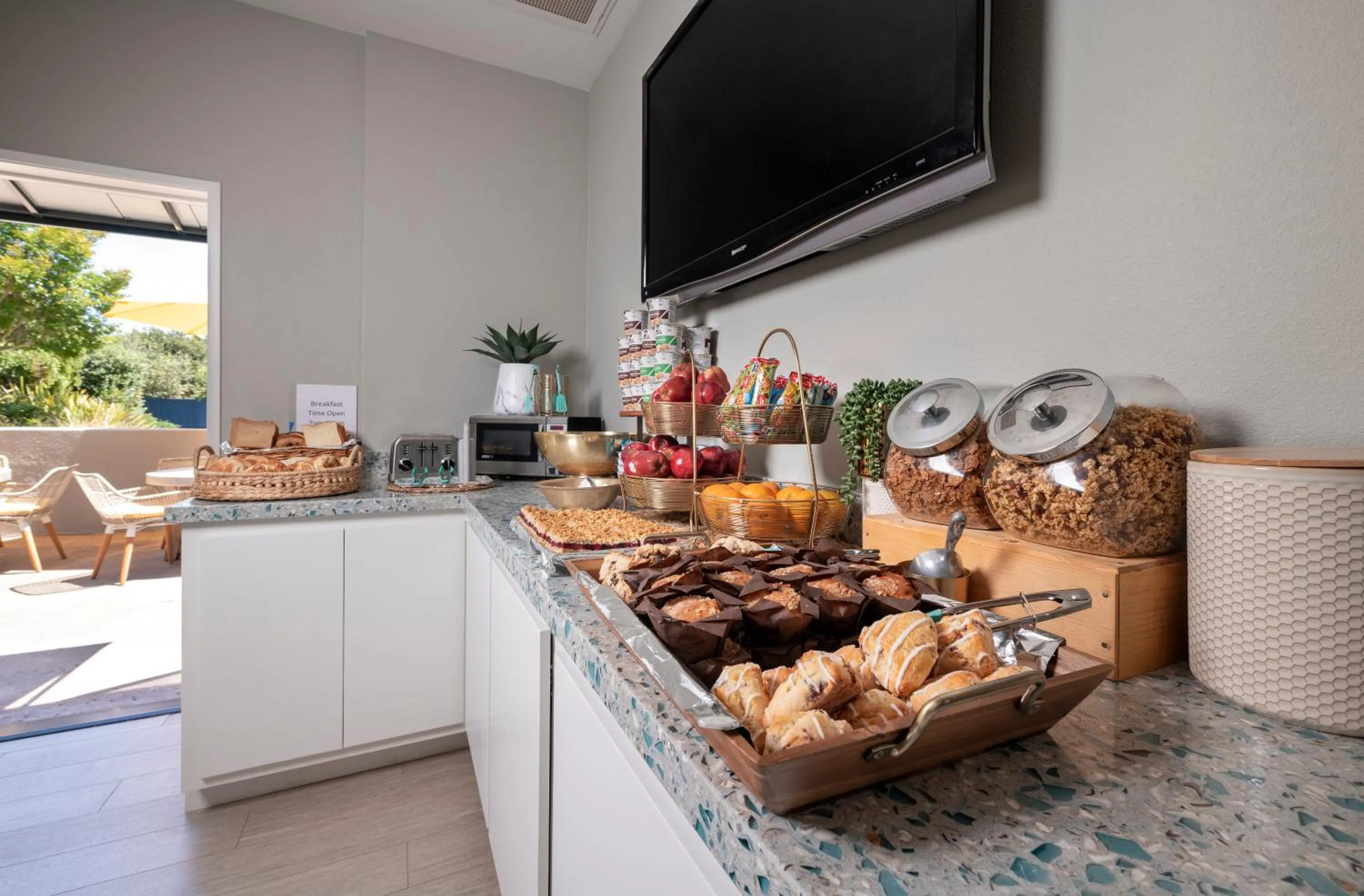 Food and drinks in Mariposa Inn and Suites