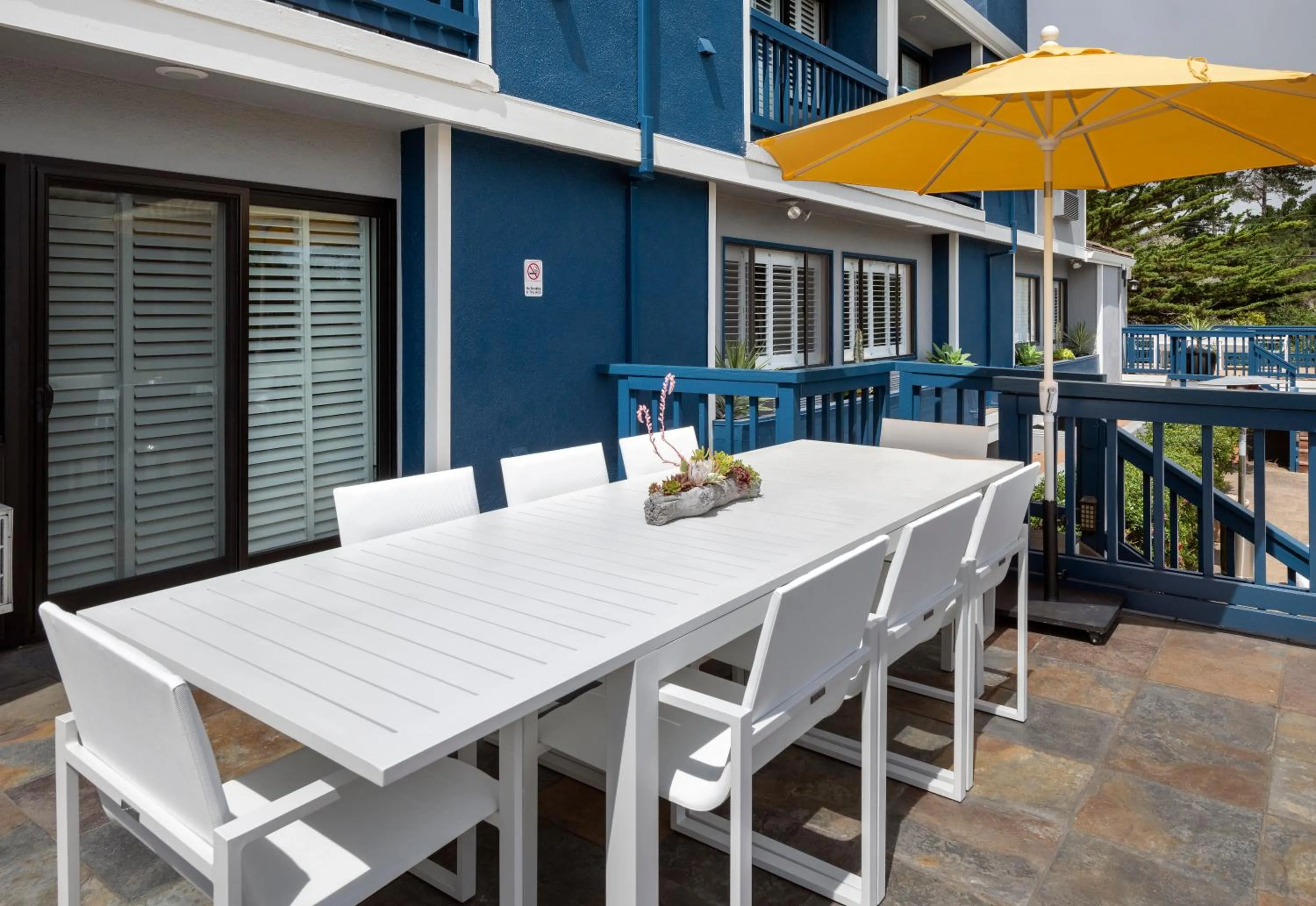 Patio in Mariposa Inn and Suites