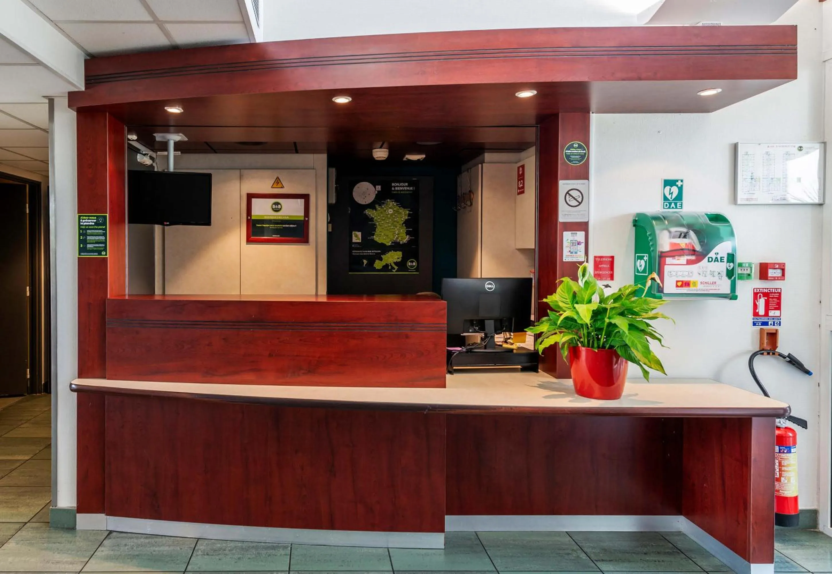 Lobby or reception in B&B HOTEL Montauban