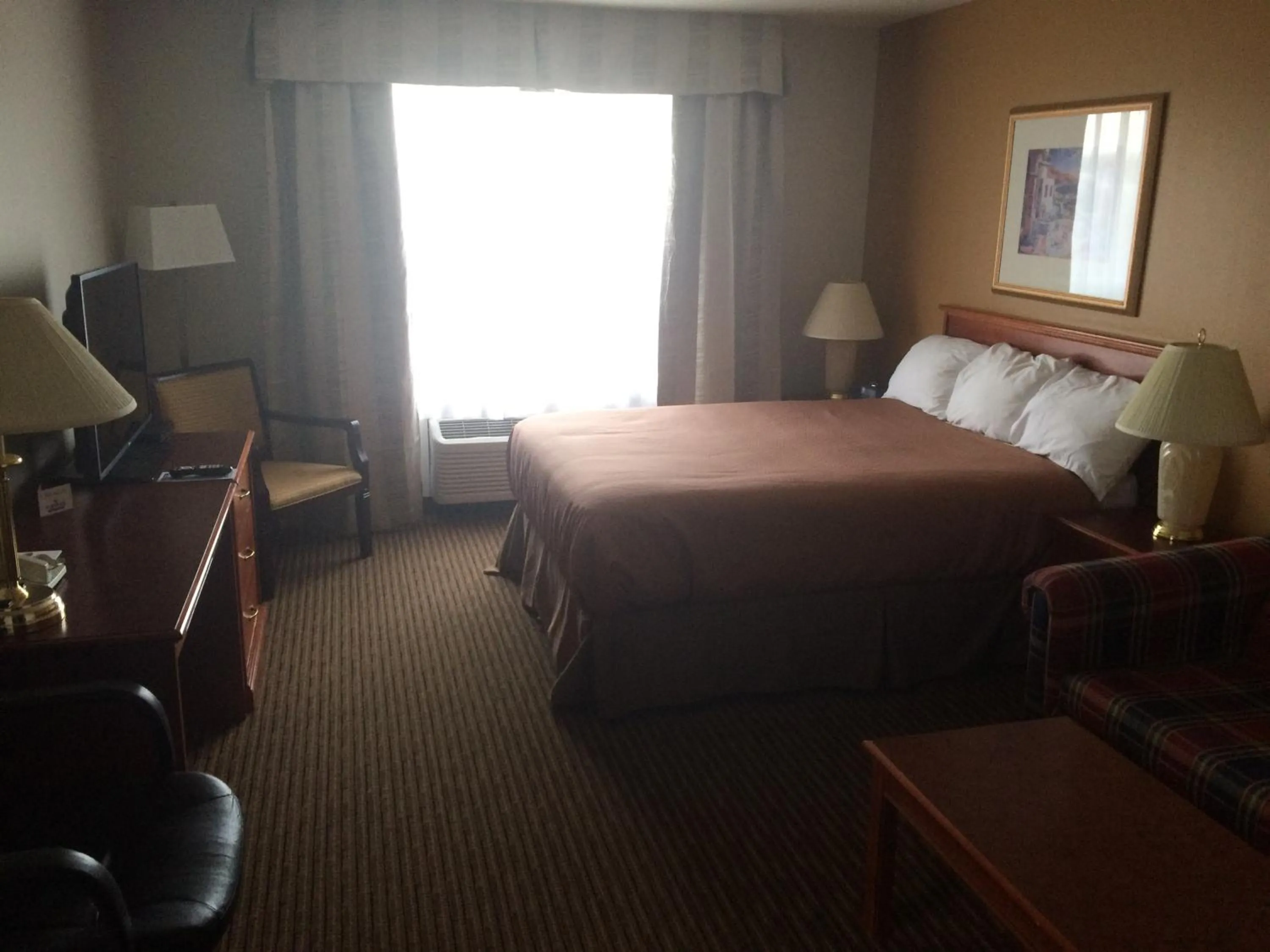 Photo of the whole room, Bed in Foxwood Inn and Suites