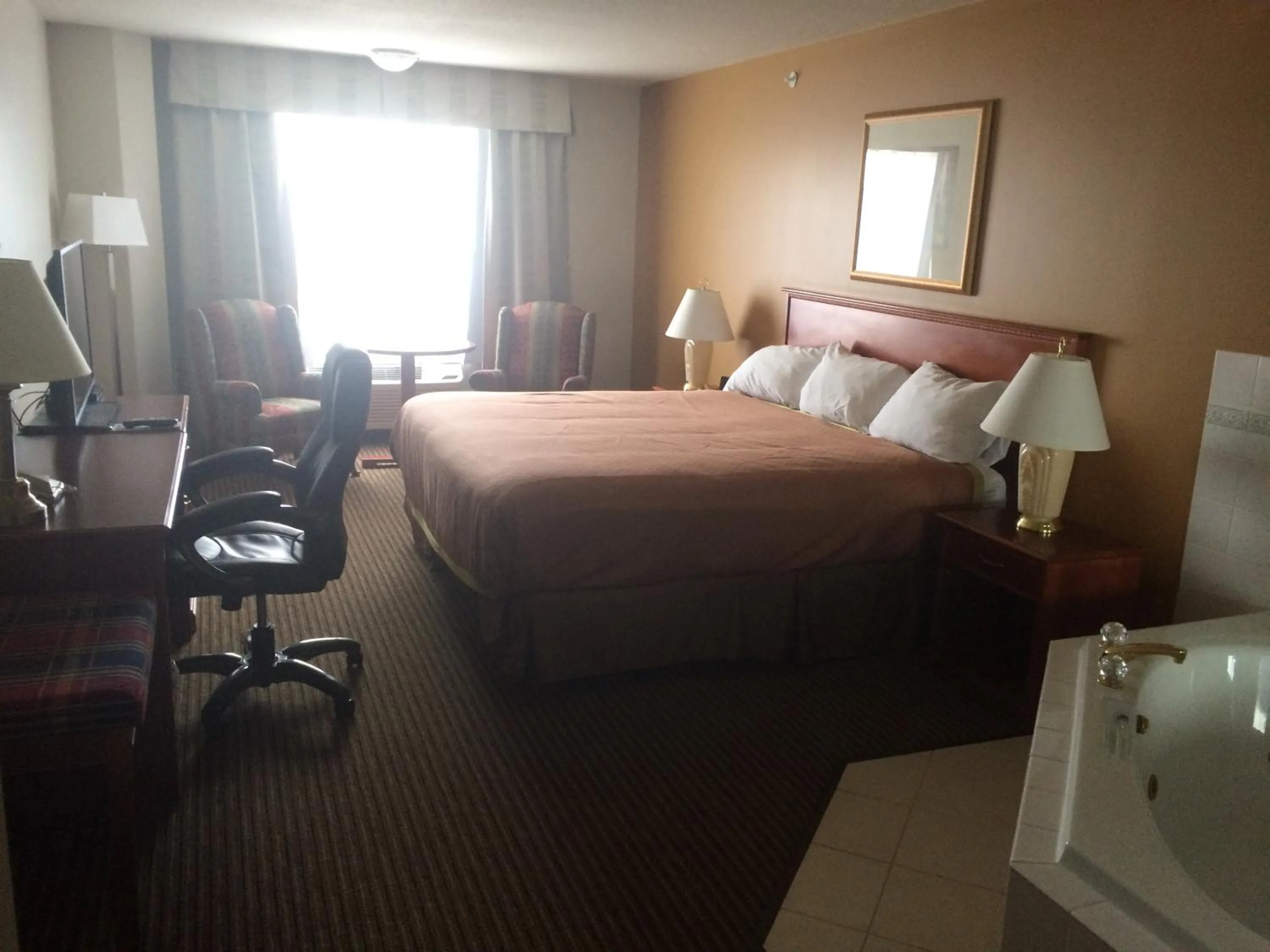 Photo of the whole room, Bed in Foxwood Inn and Suites