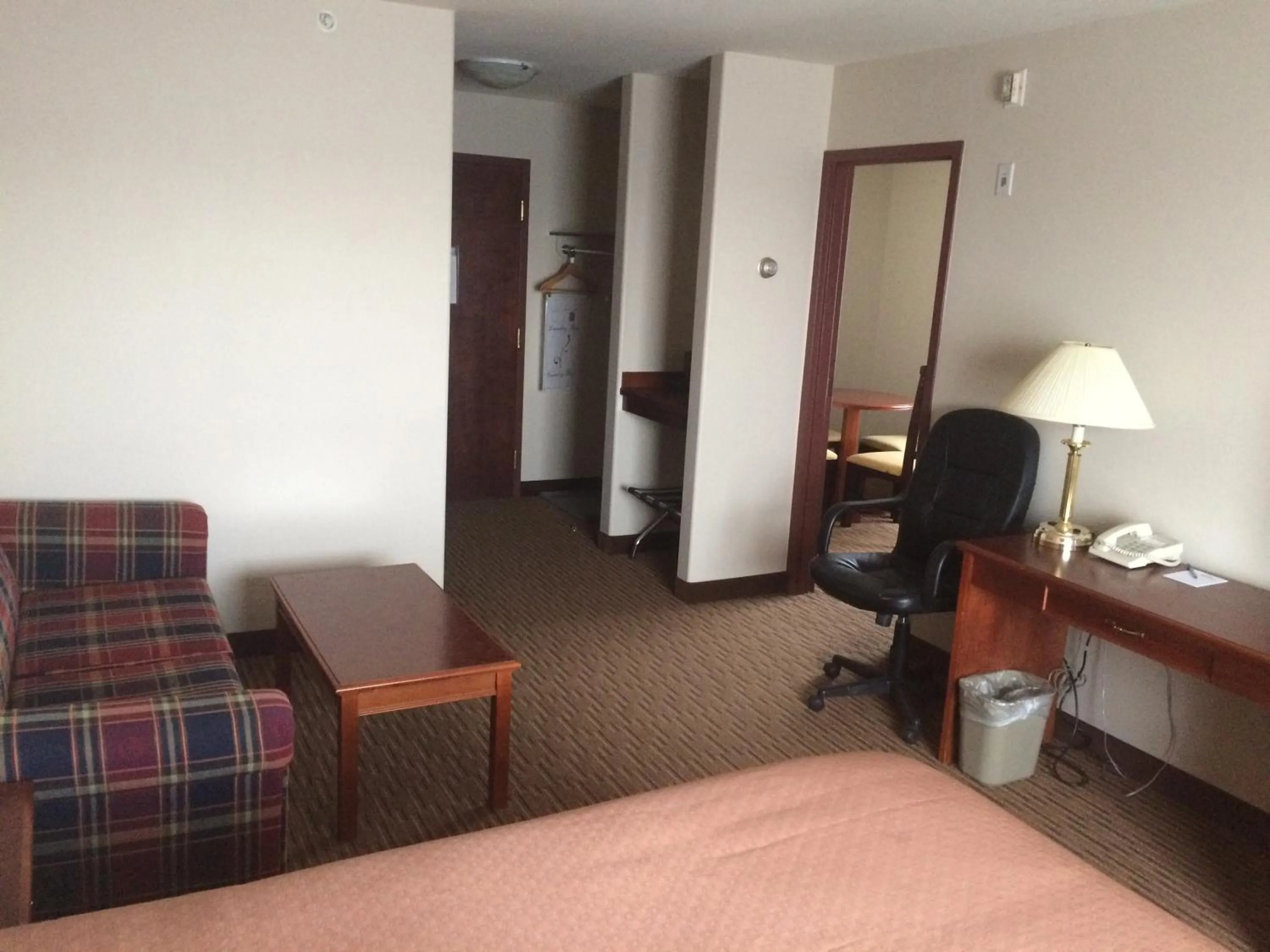 Photo of the whole room, Bed in Foxwood Inn and Suites