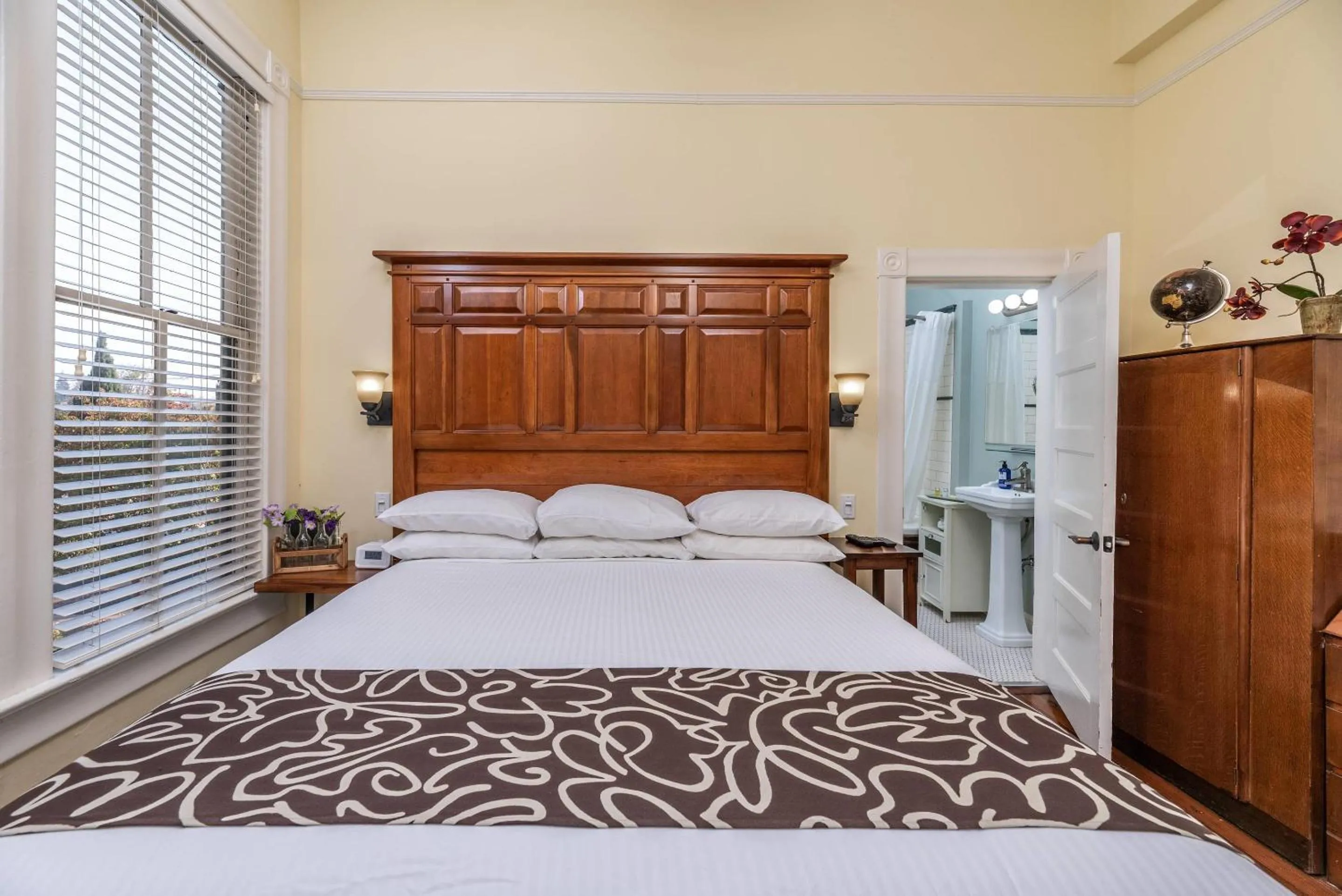 Bedroom, Bed in Hotel Napa Valley, an Ascend Collection Hotel