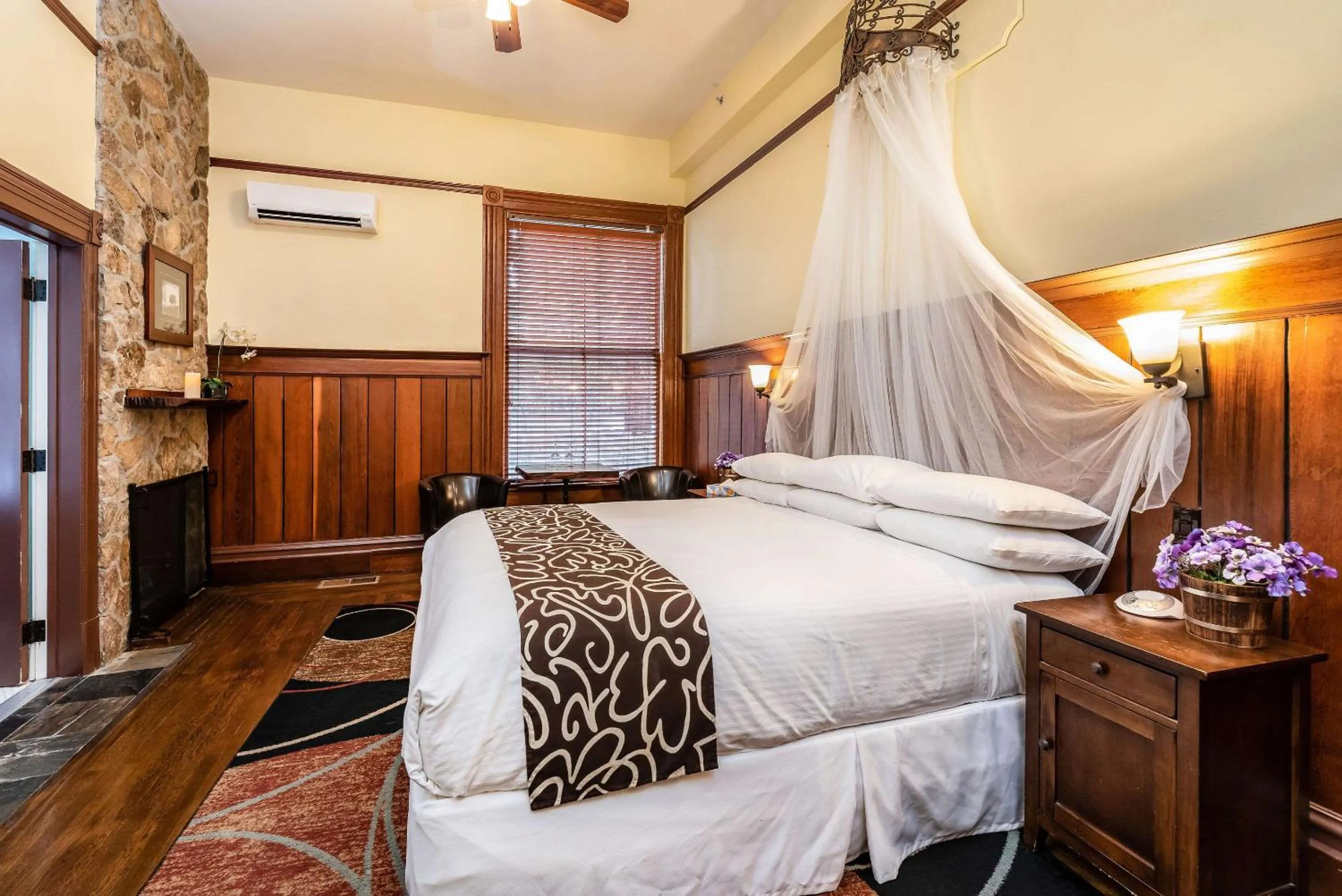 Bedroom, Bed in Hotel Napa Valley, an Ascend Collection Hotel