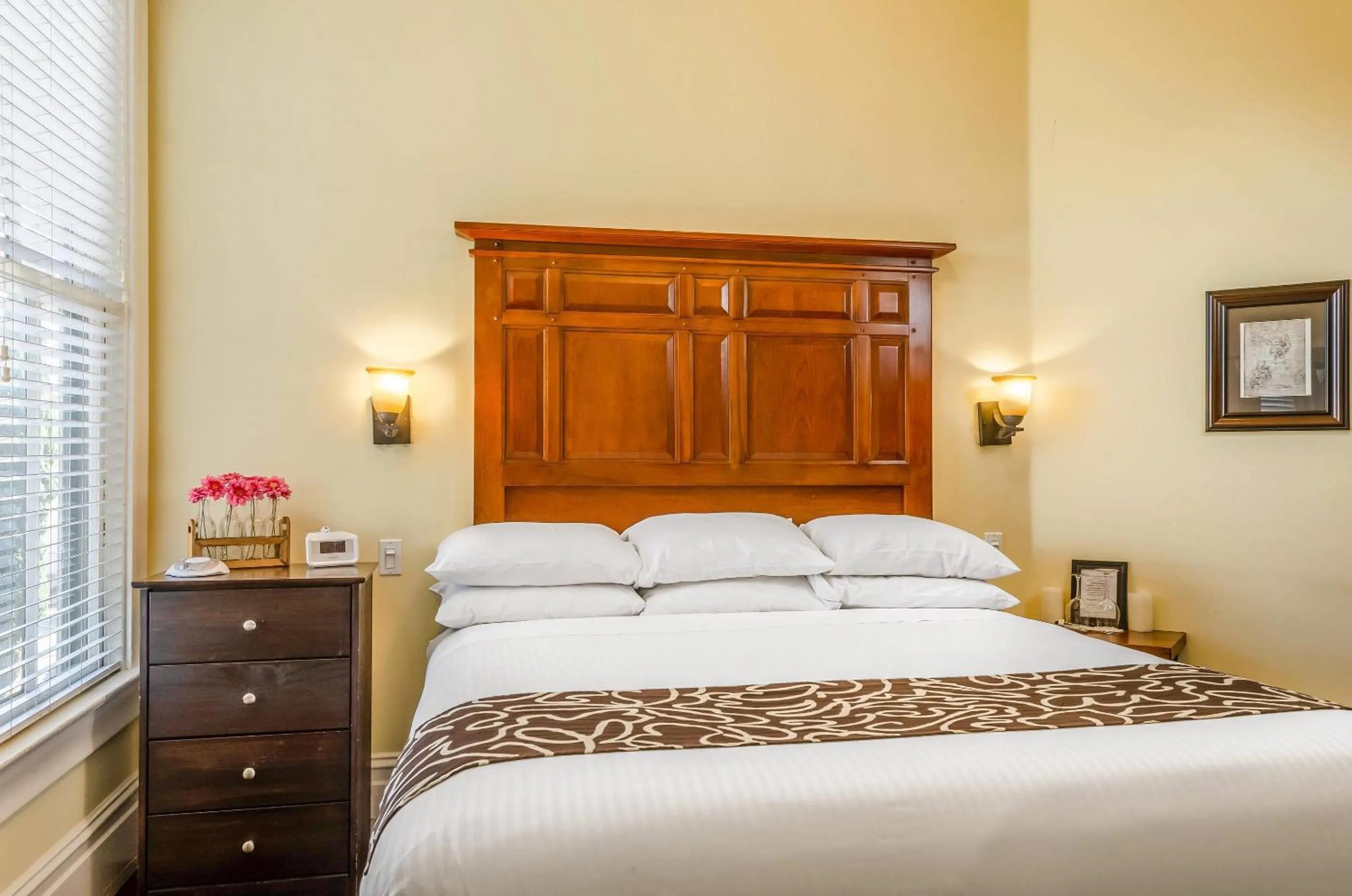 Bedroom, Bed in Hotel Napa Valley, an Ascend Collection Hotel