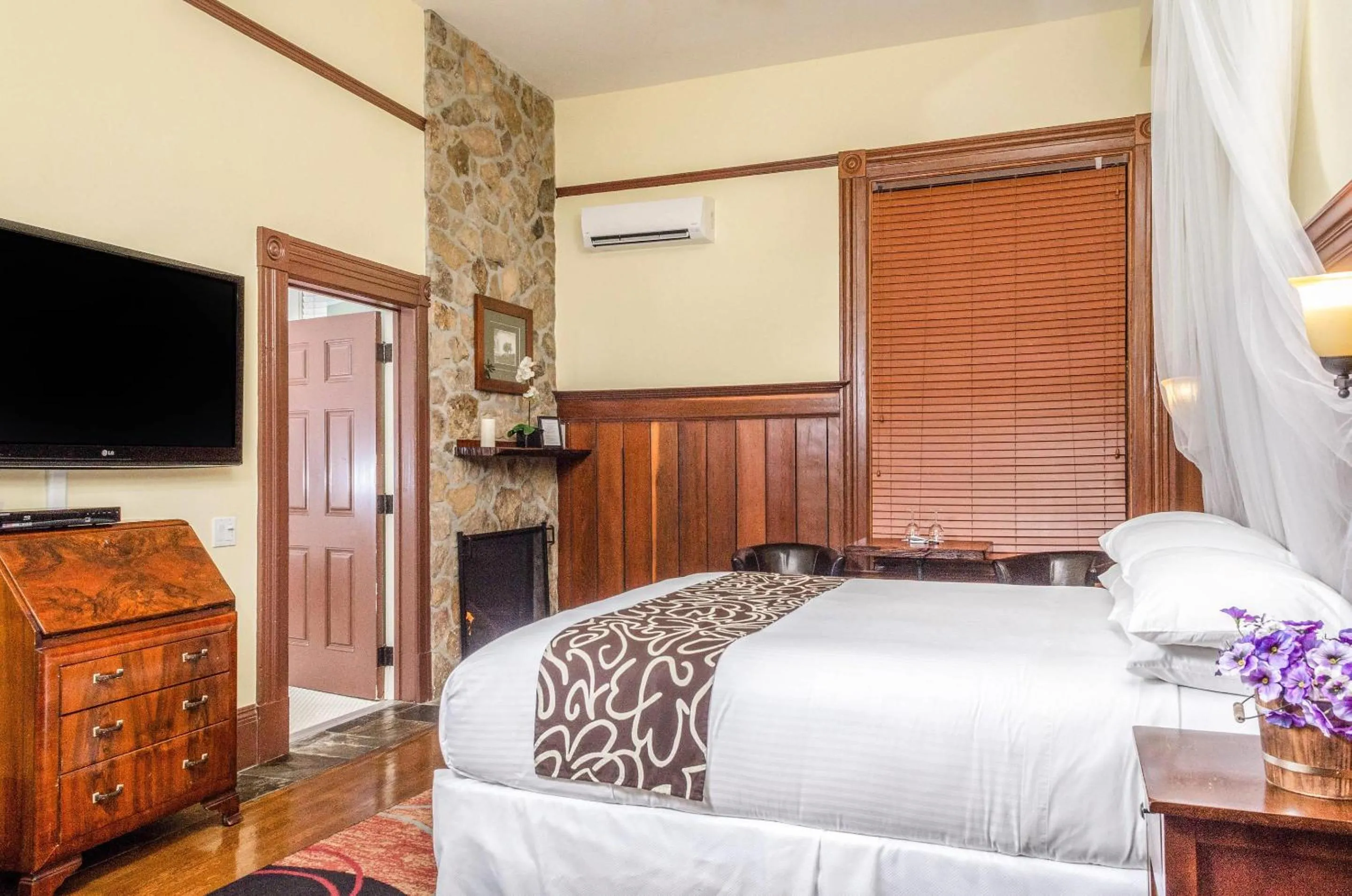 Bedroom, Bed in Hotel Napa Valley, an Ascend Collection Hotel