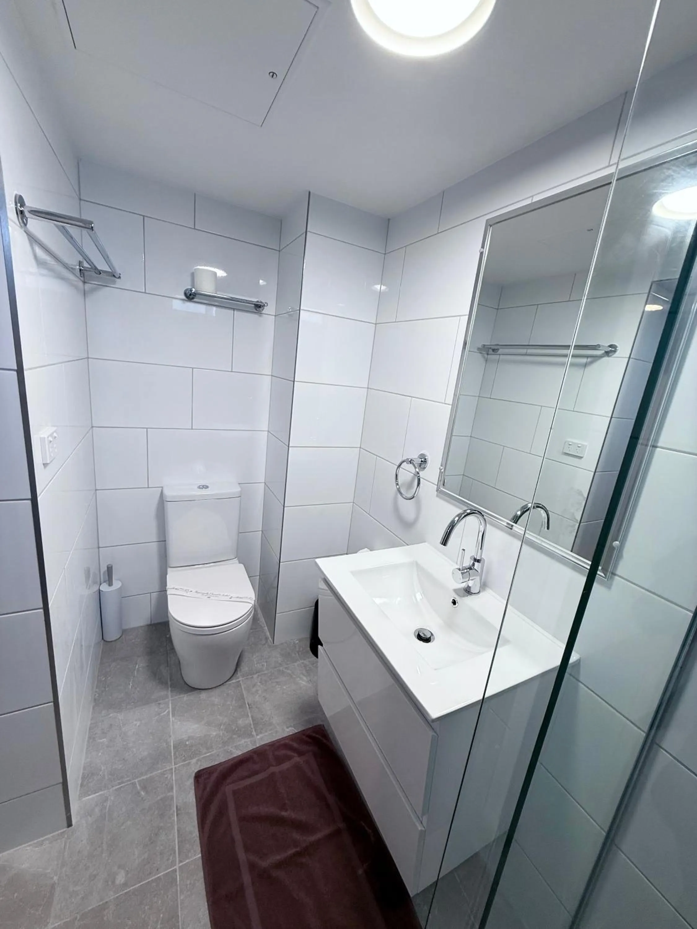 Shower in Childers Oasis Motel