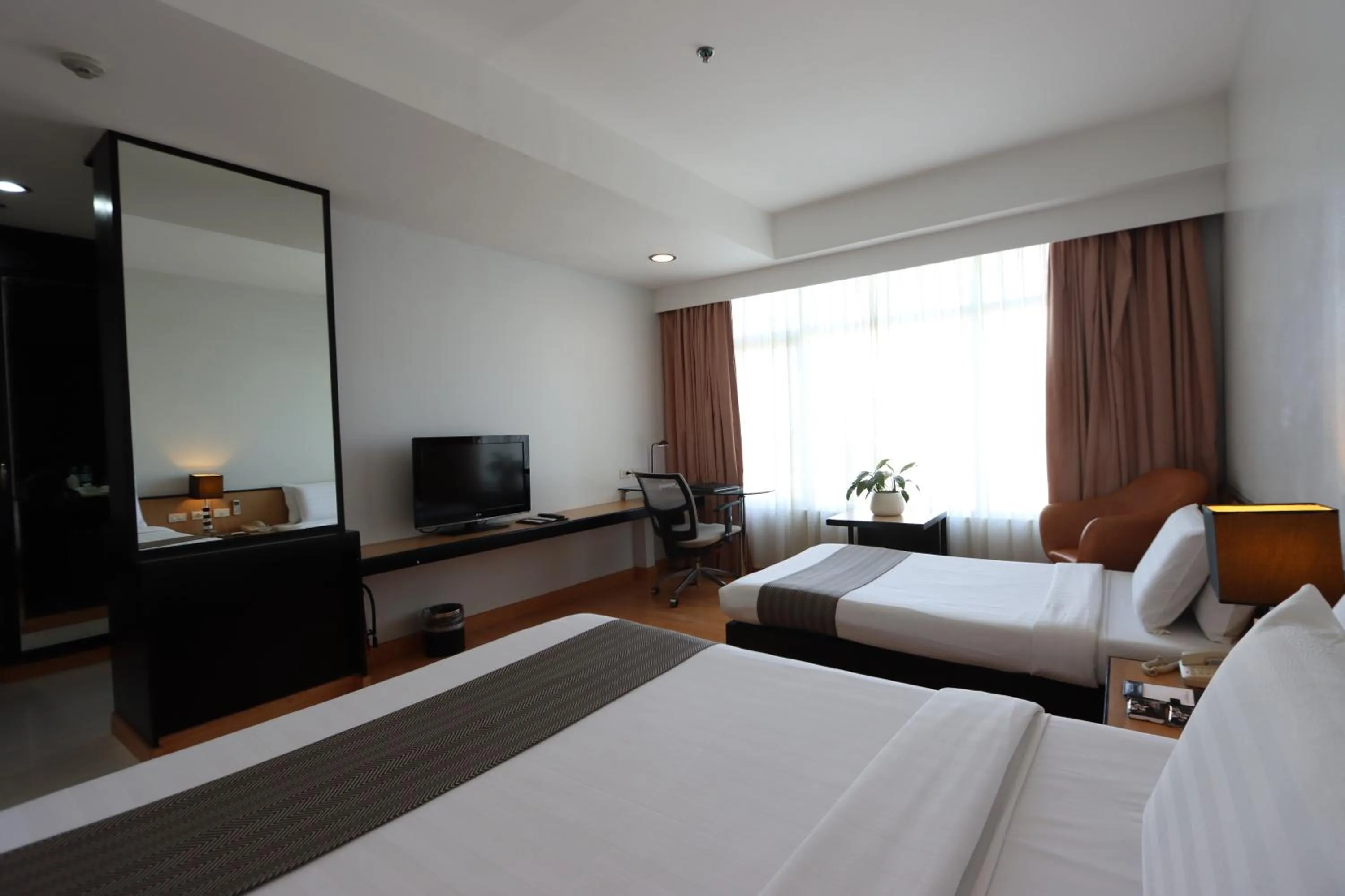 Communal lounge/ TV room, Bed in Paseo Premiere Hotel