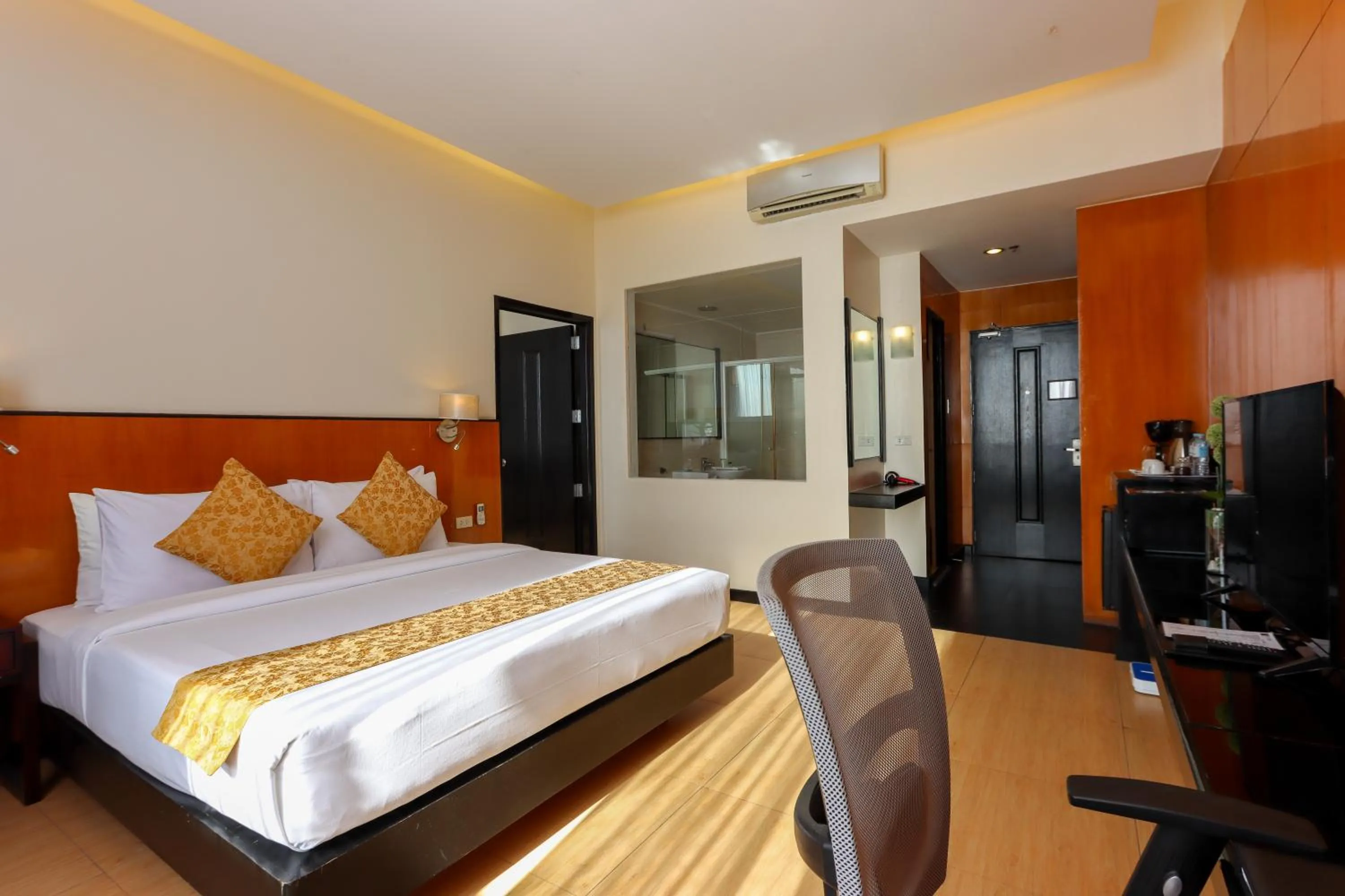 Photo of the whole room, Bed in Paseo Premiere Hotel