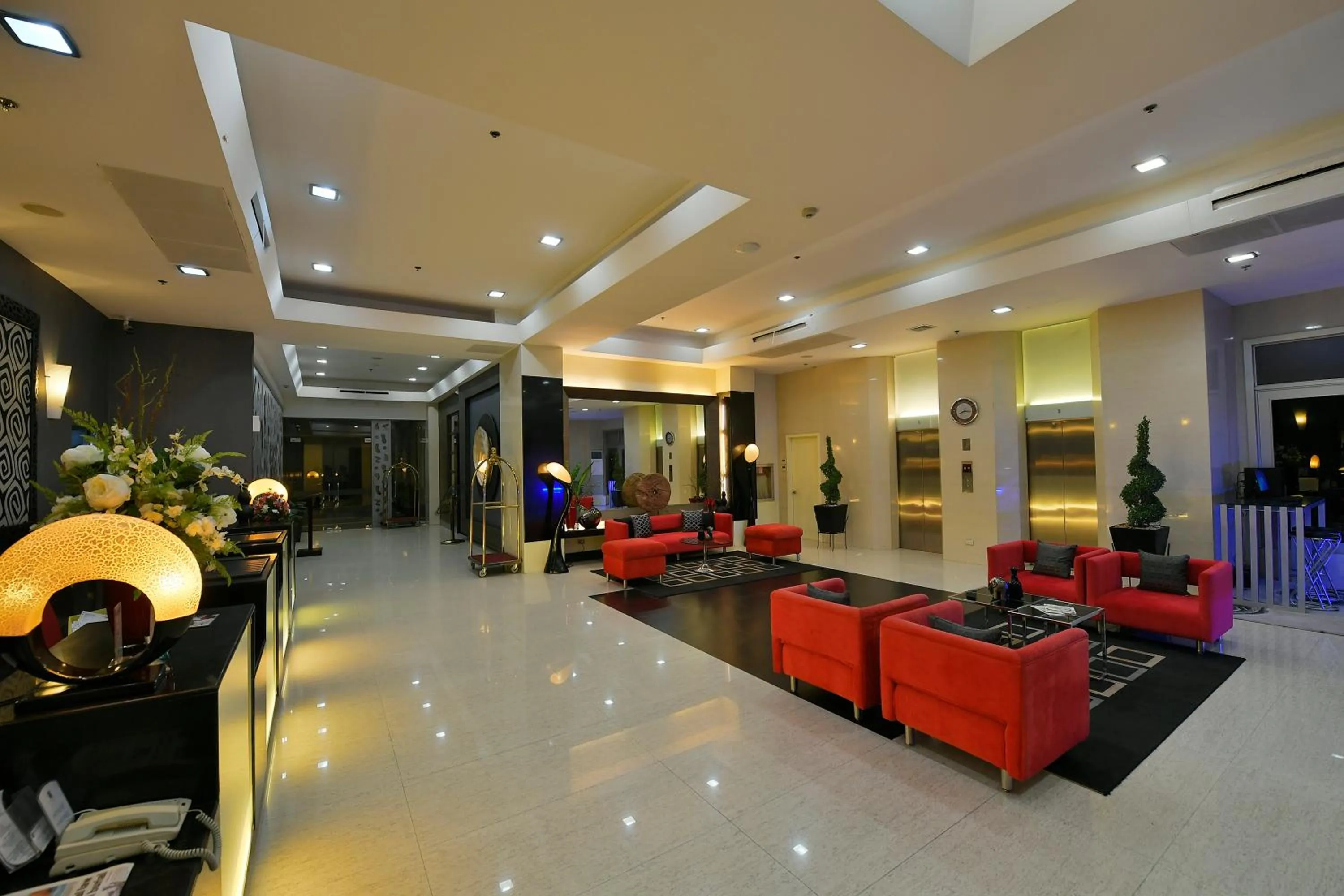 Lobby or reception in Paseo Premiere Hotel
