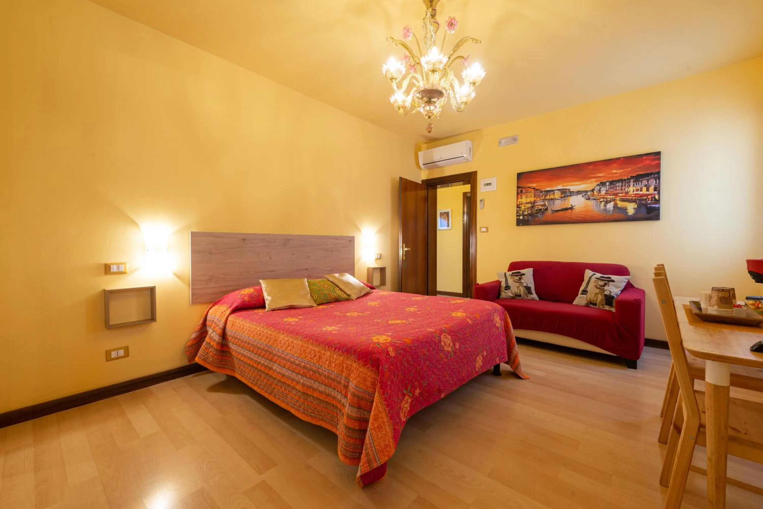 Photo of the whole room, Bed in B&B Da Nina Venice