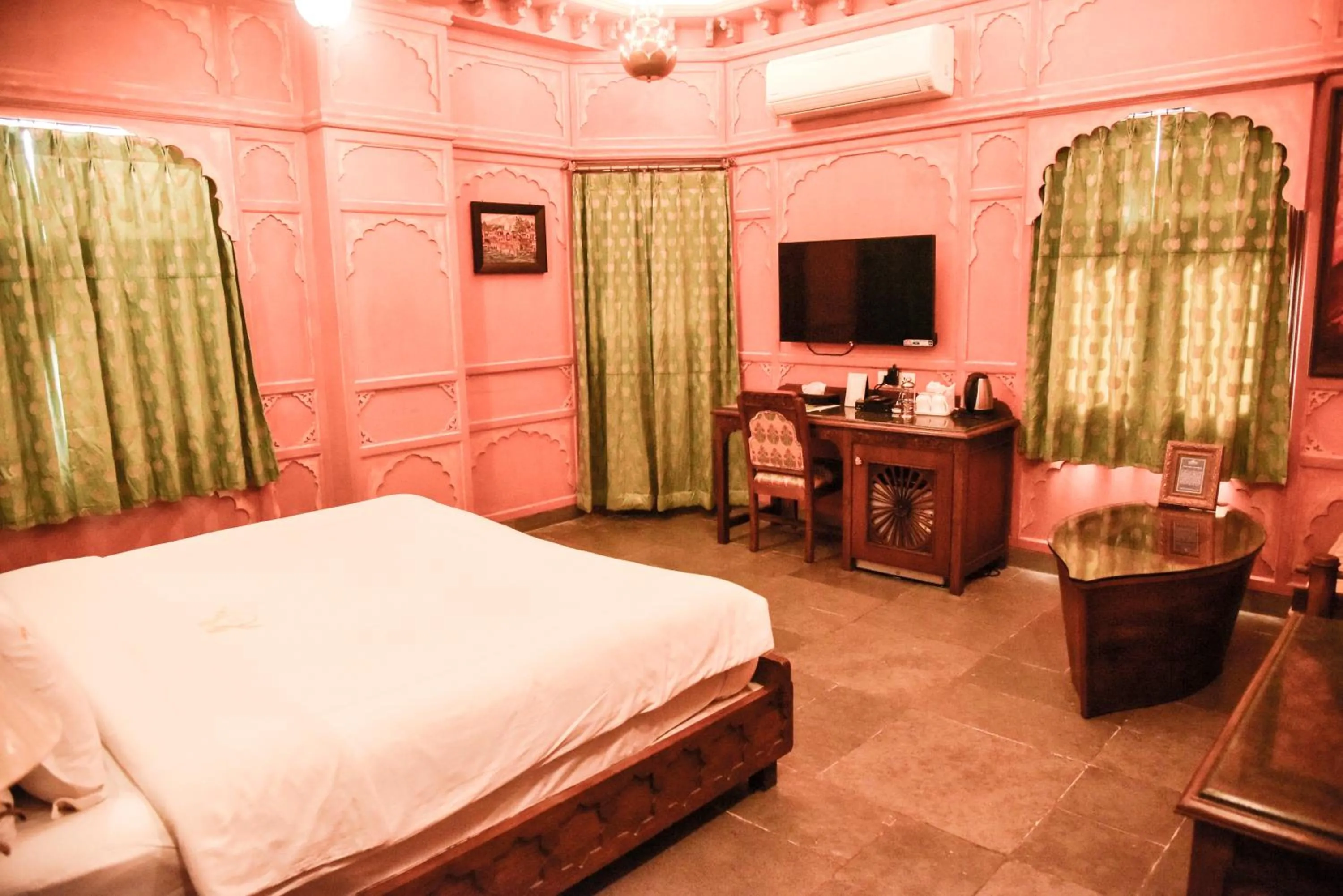 Bed in Pearl Palace Heritage Boutique Hotel