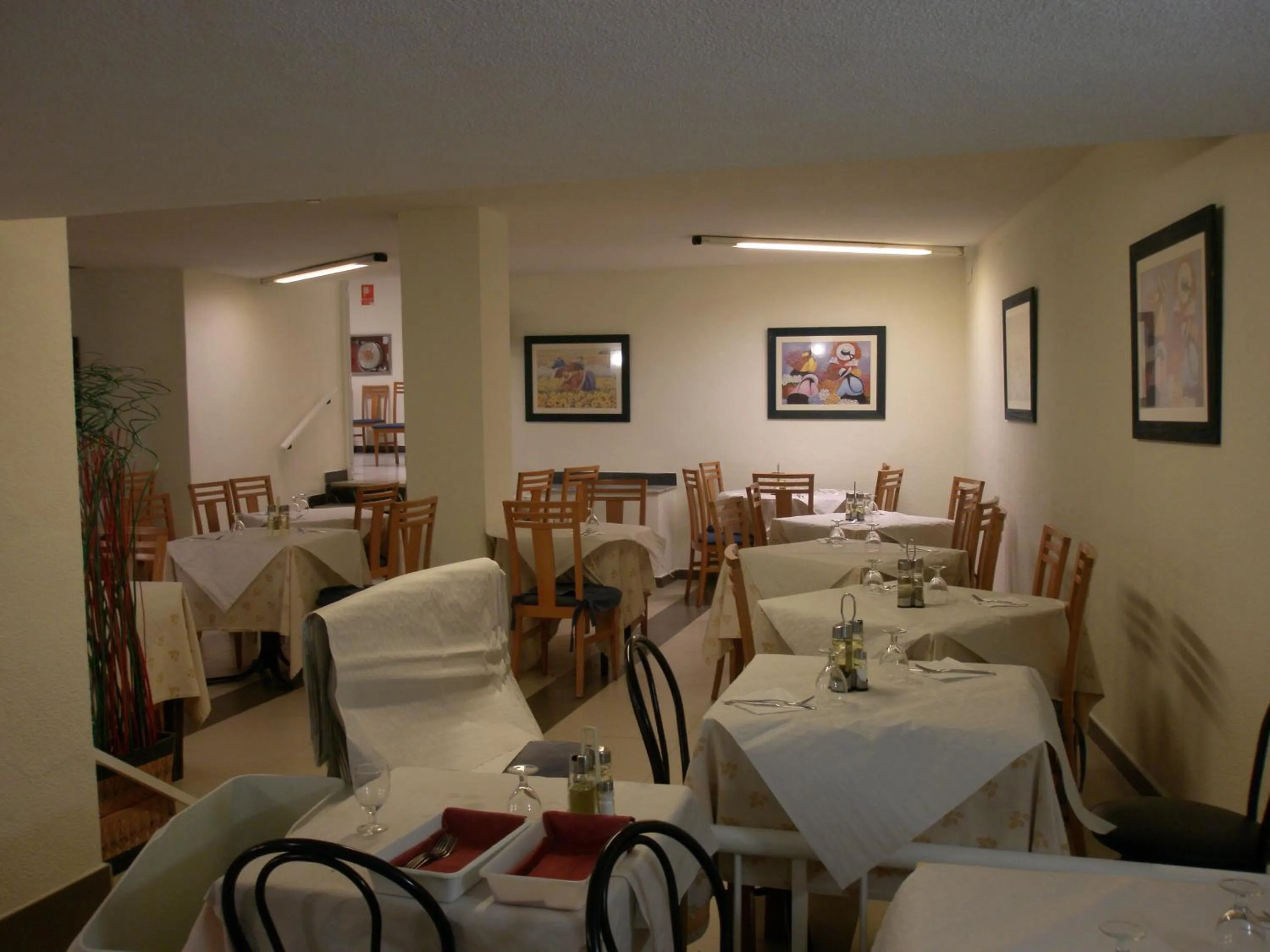 Restaurant/places to eat in Hotel Mayna