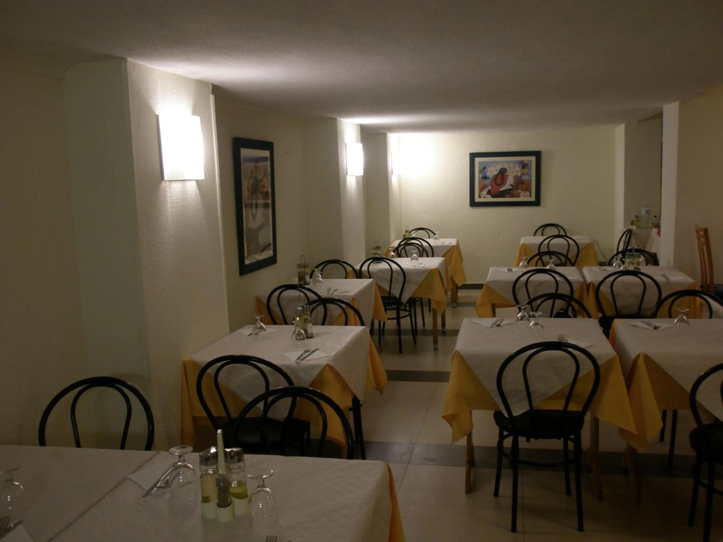 Restaurant/places to eat in Hotel Mayna