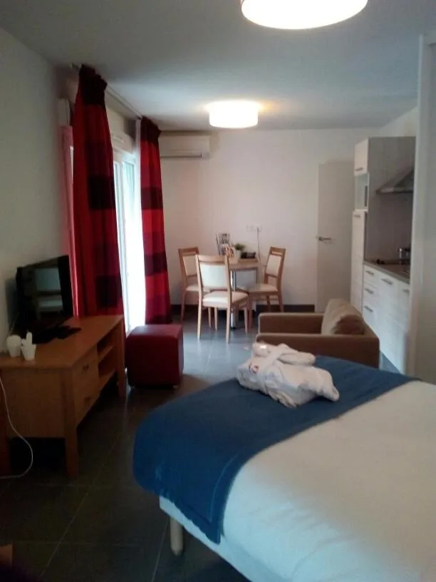 Photo of the whole room, Bed in Domitys Le Ruban d'Azur résidence services séniors