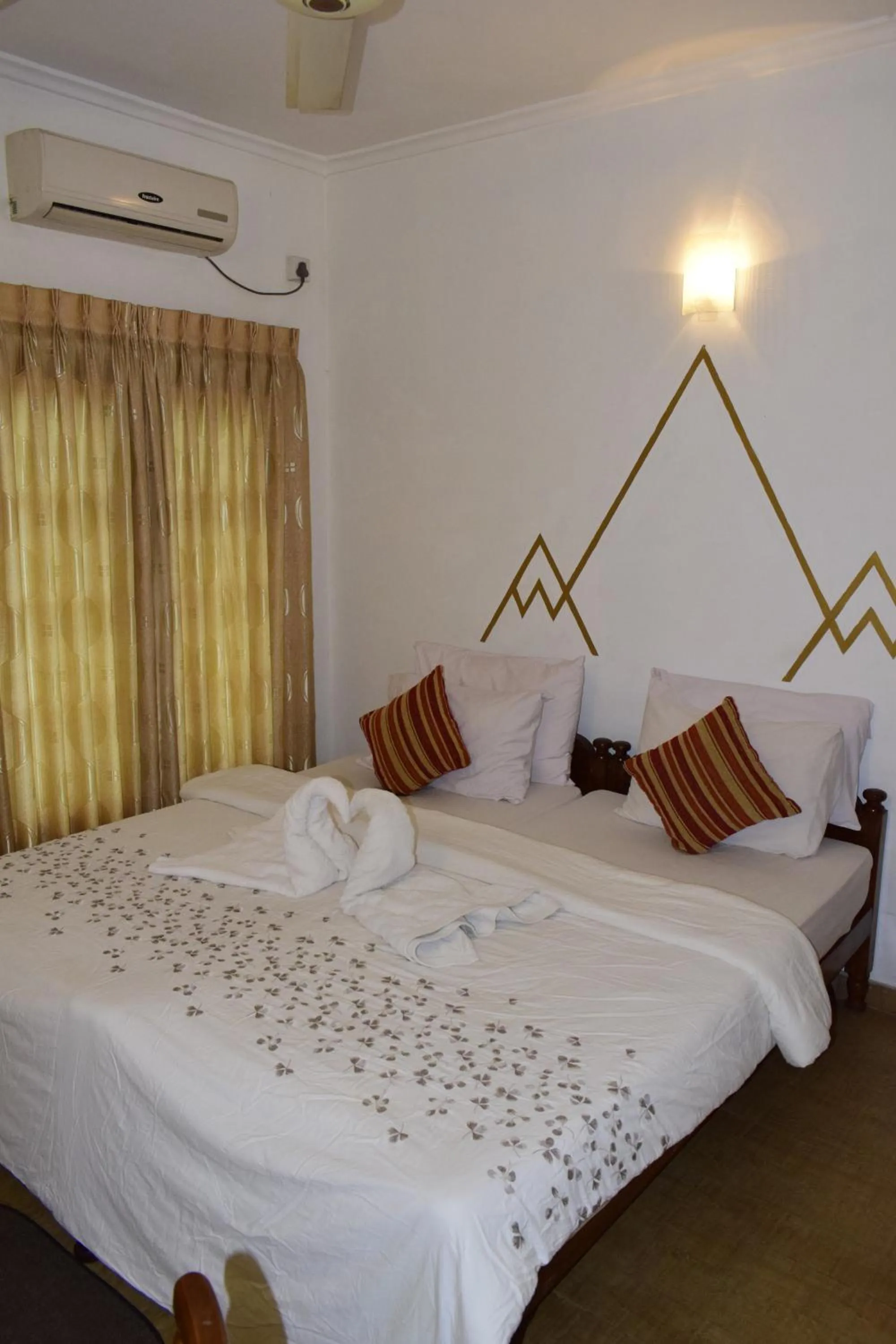 Bedroom, Bed in Paradise Inn