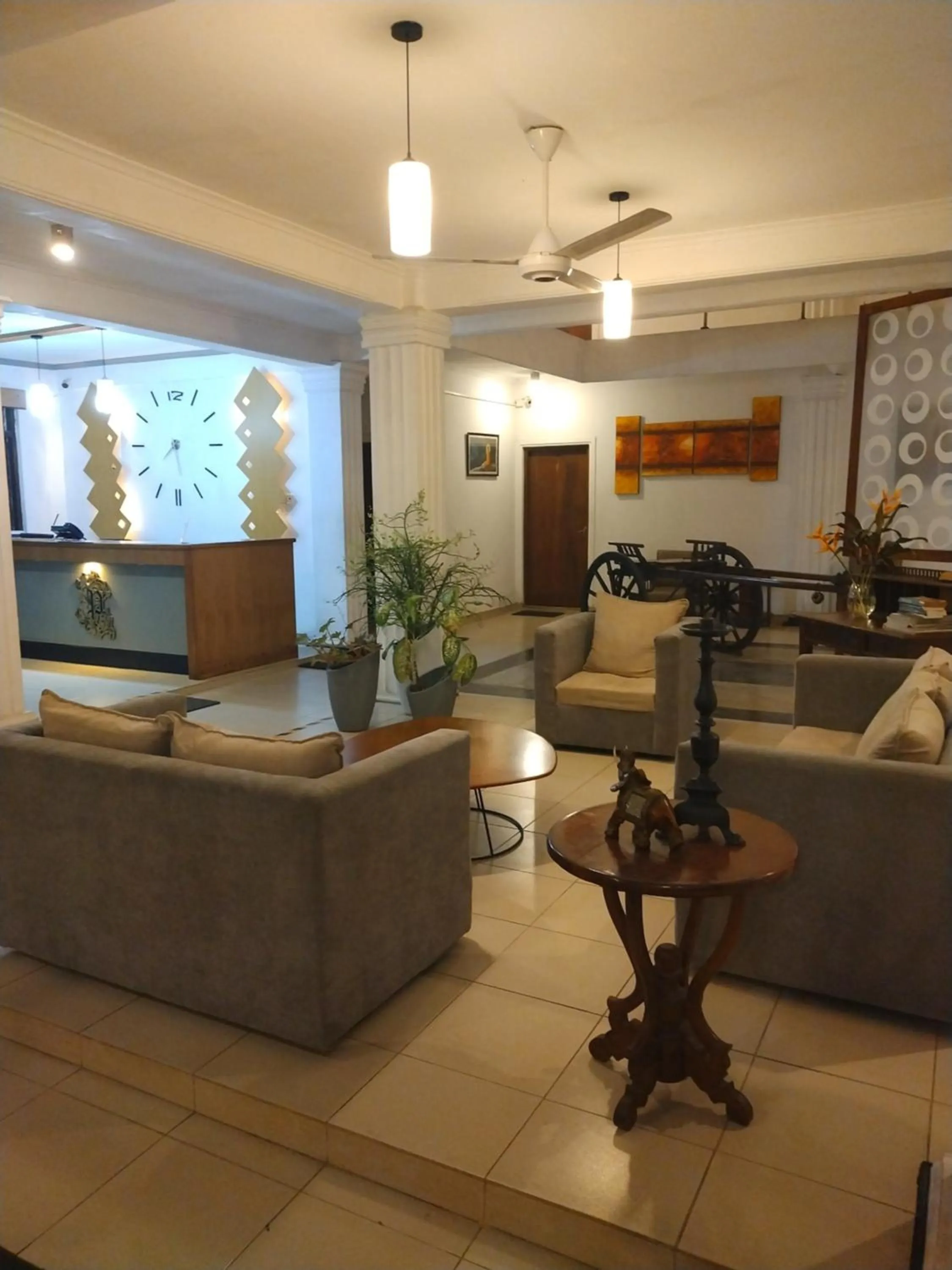 Living room in Paradise Inn