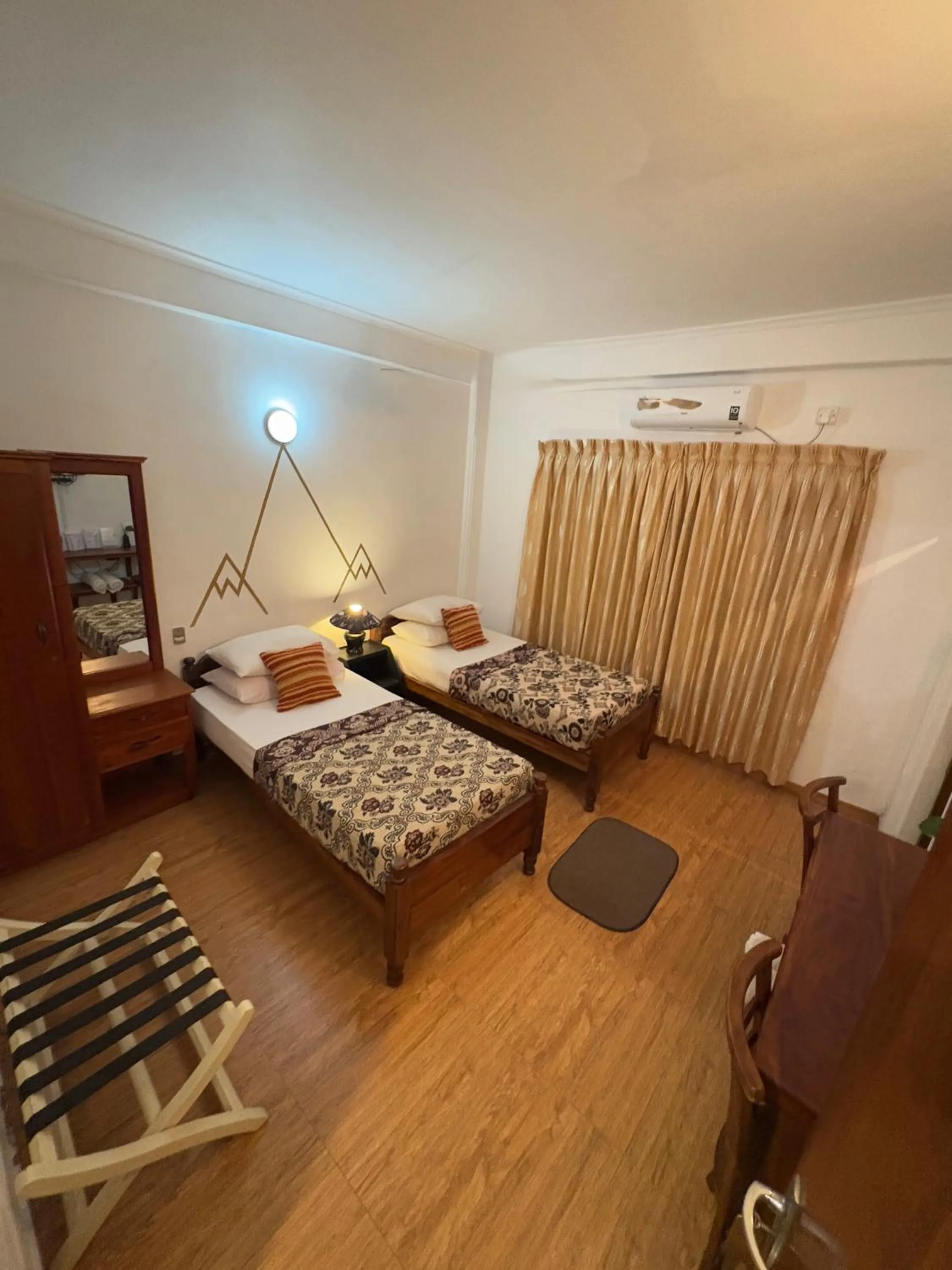 Bedroom, Bed in Paradise Inn