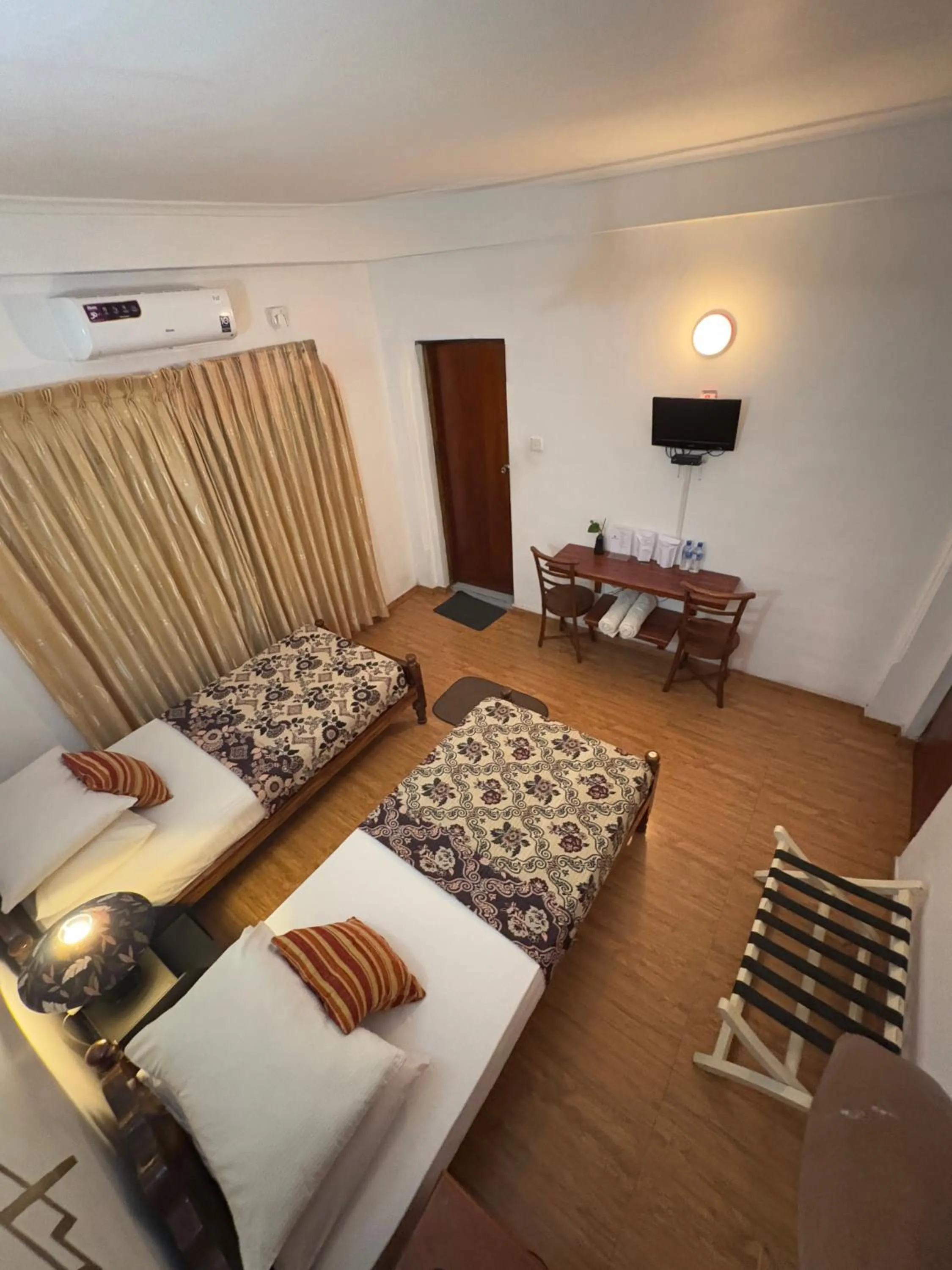 Bedroom, Bed in Paradise Inn