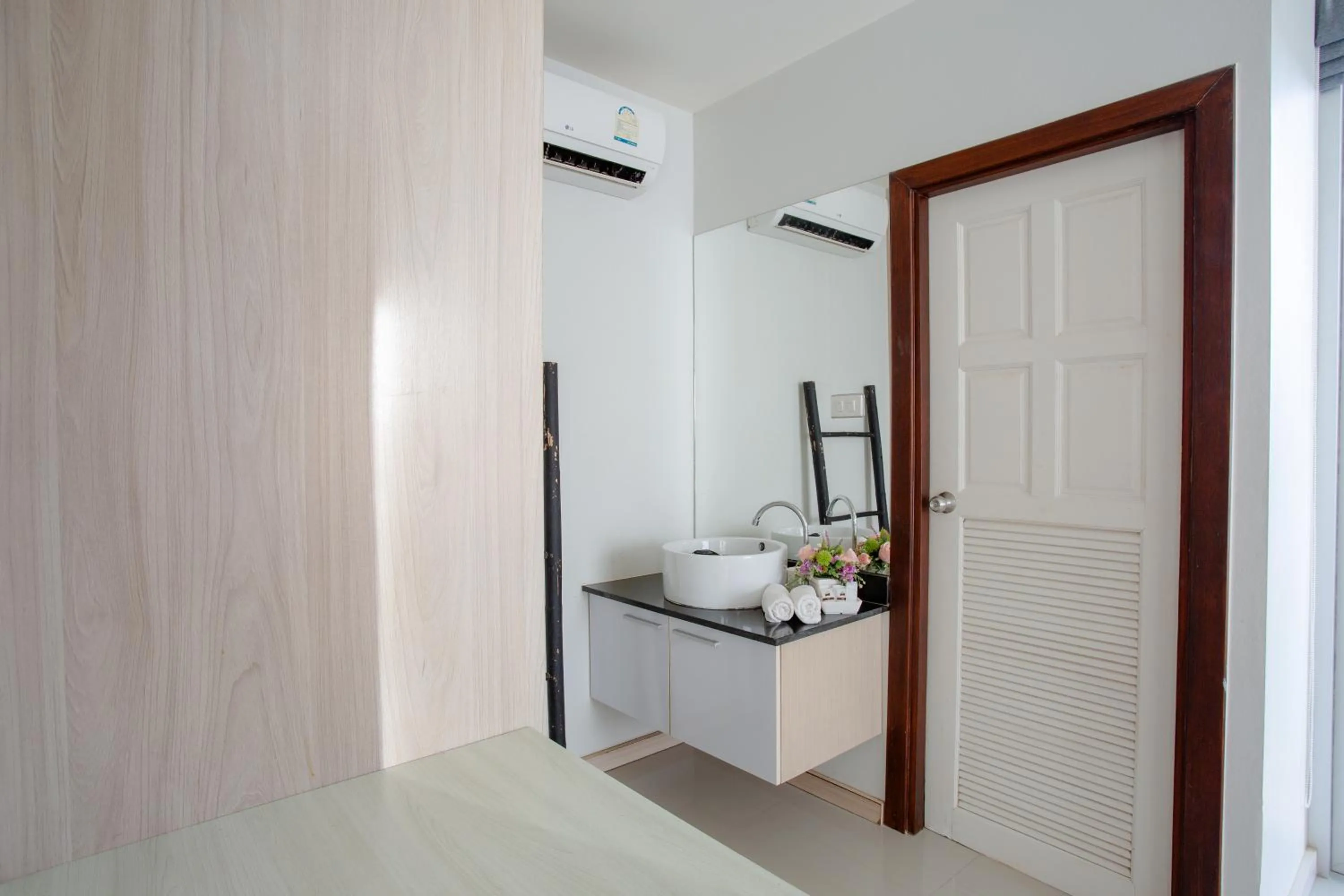 Bathroom in Ko Lanta Hotels and Working Space